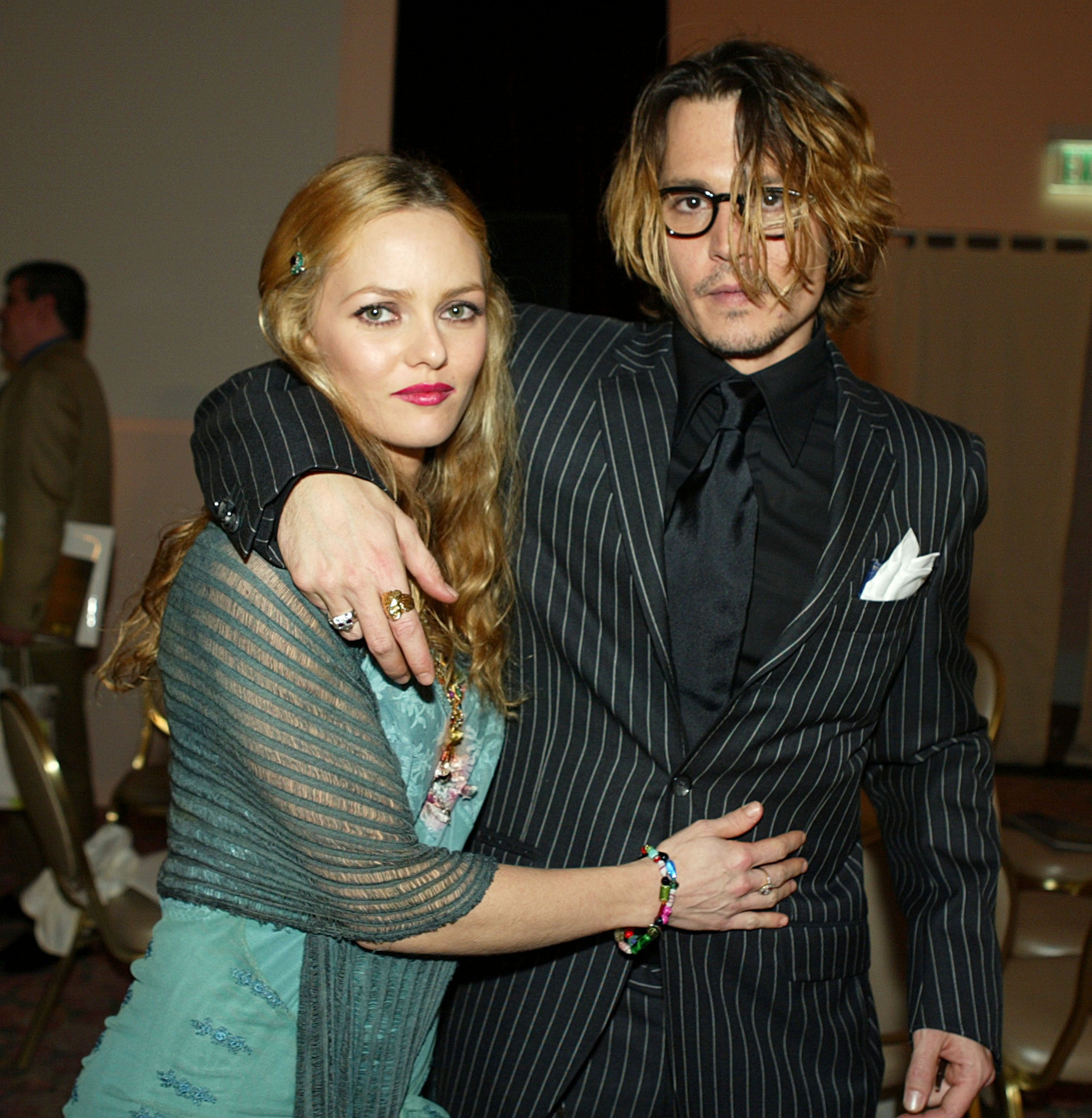 Johnny Depp y Vanessa Paradis el 10 de enero de 2004 en Beverly Hills, California | Foto: Getty Images