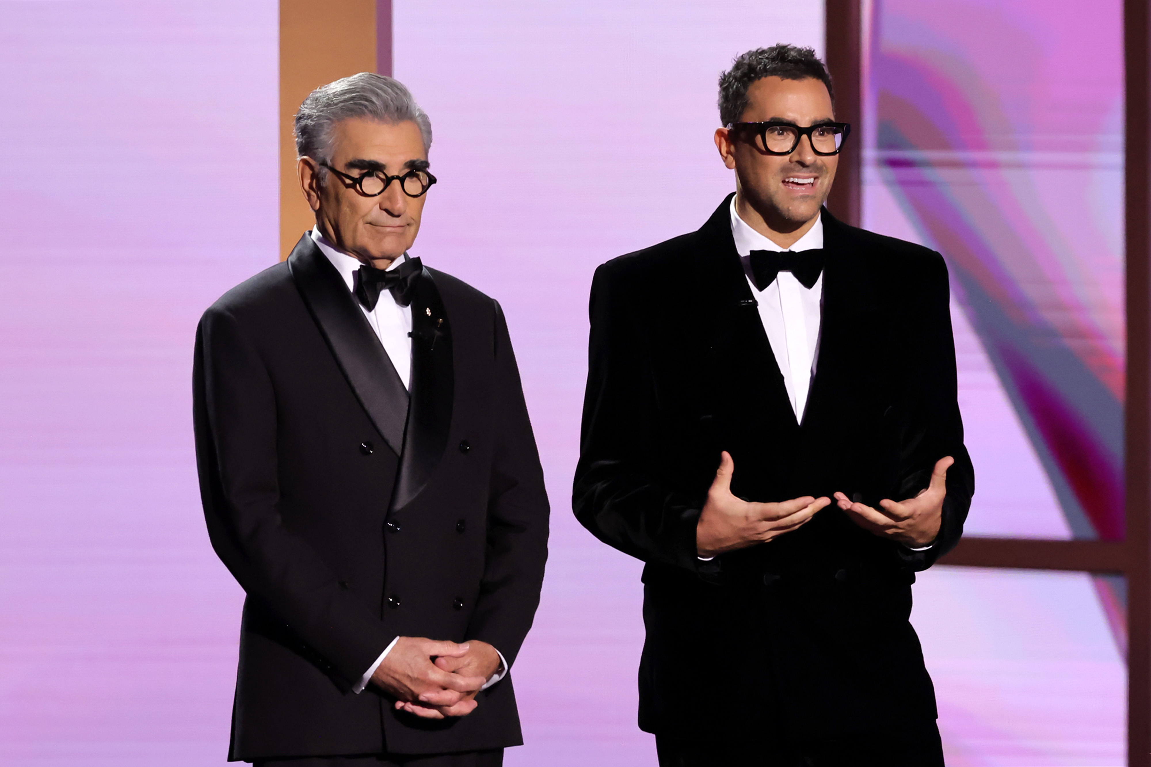 Eugene y Daniel Levy presentan la 76ª edición de los premios Primetime Emmy el 15 de septiembre de 2024, en Los Ángeles, California | Fuente: Getty Images