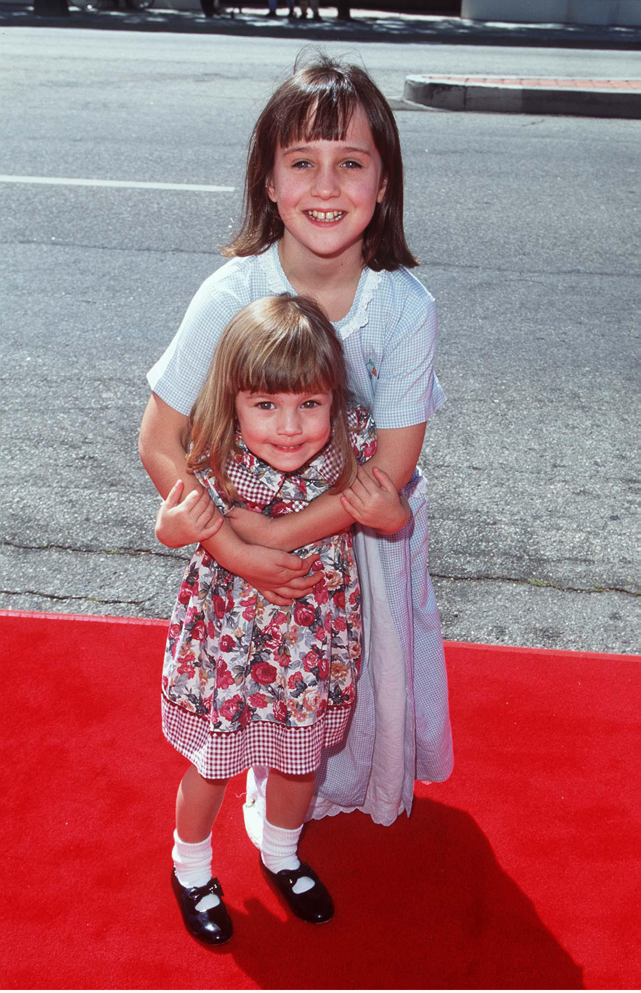 Mara Wilson y su hermana, Ana, en el estreno de "Matilda" en1996 | Foto: Getty Images