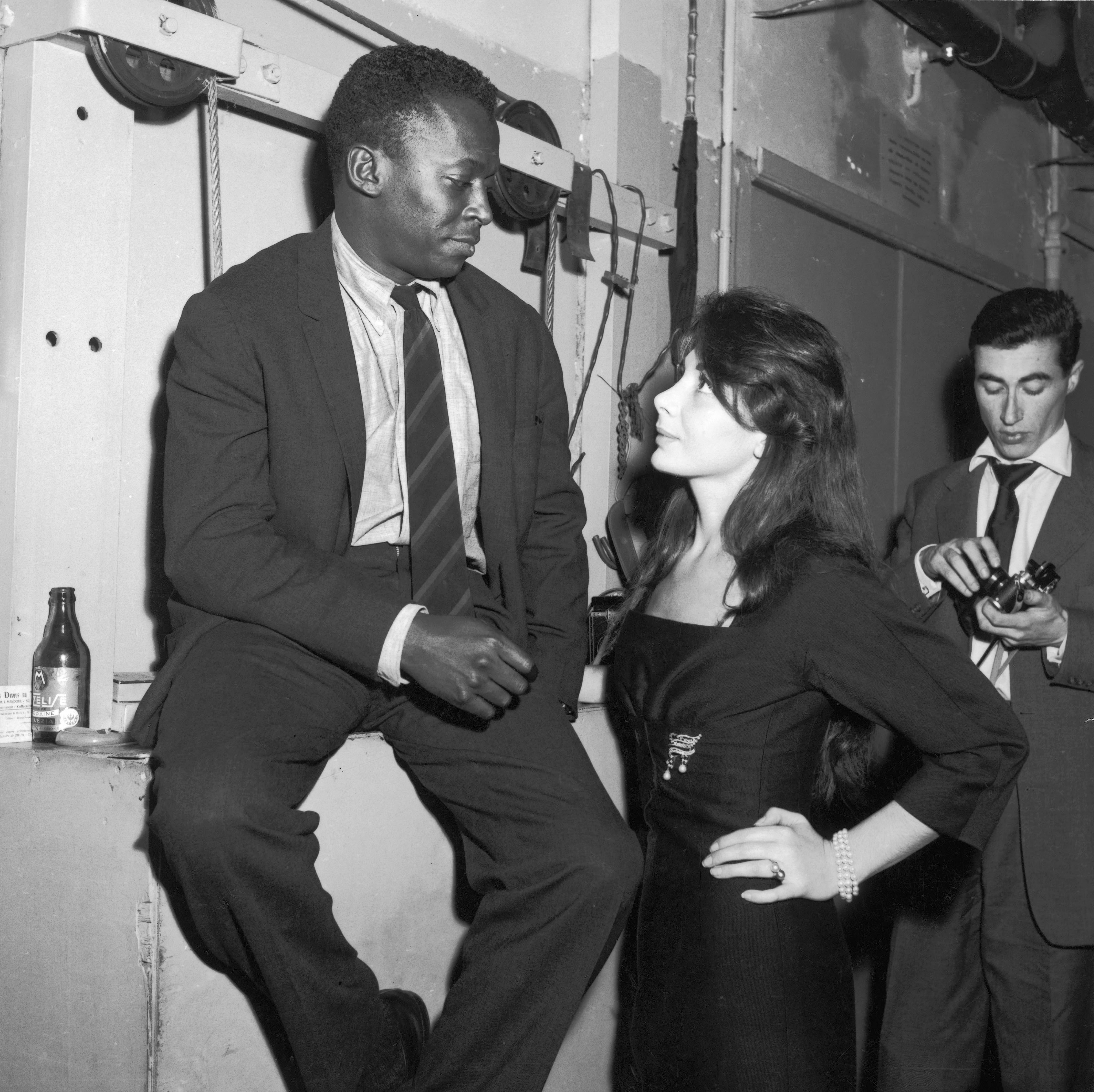Juliette Gréco y Miles Davis en el club Saint Germain de París, Francia, en 1958. | Foto: Getty Images