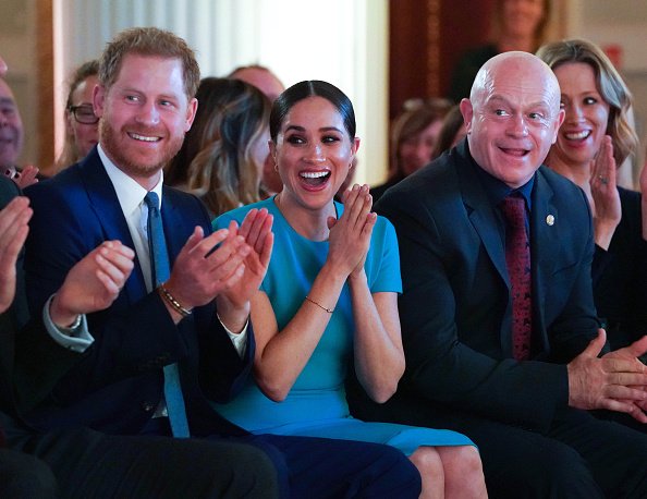 El príncipe Harry, el duque de Sussex y Meghan, la duquesa de Sussex, sentados junto a Ross Kemp, animan una propuesta de boda mientras asisten a los premios anuales del Endeavour Fund Awards en Mansion House el 5 de marzo de 2020 en Londres, Inglaterra. | Foto: Getty Images