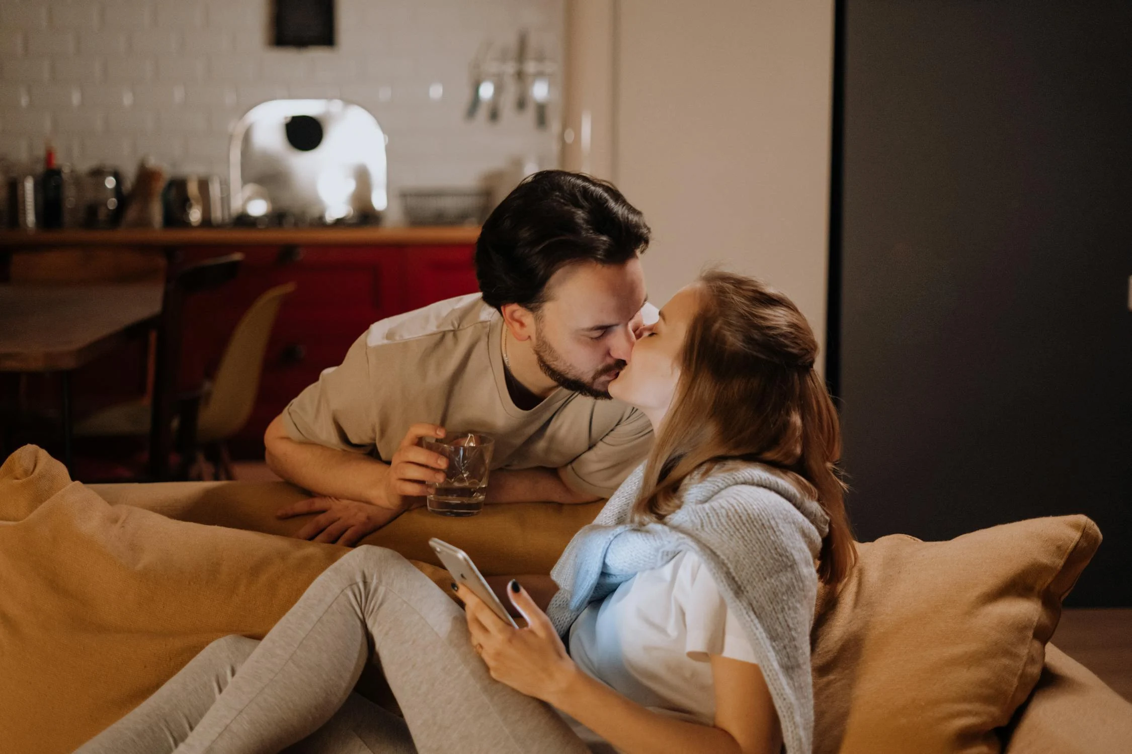 Una pareja besándose en casa | Fuente: Pexels