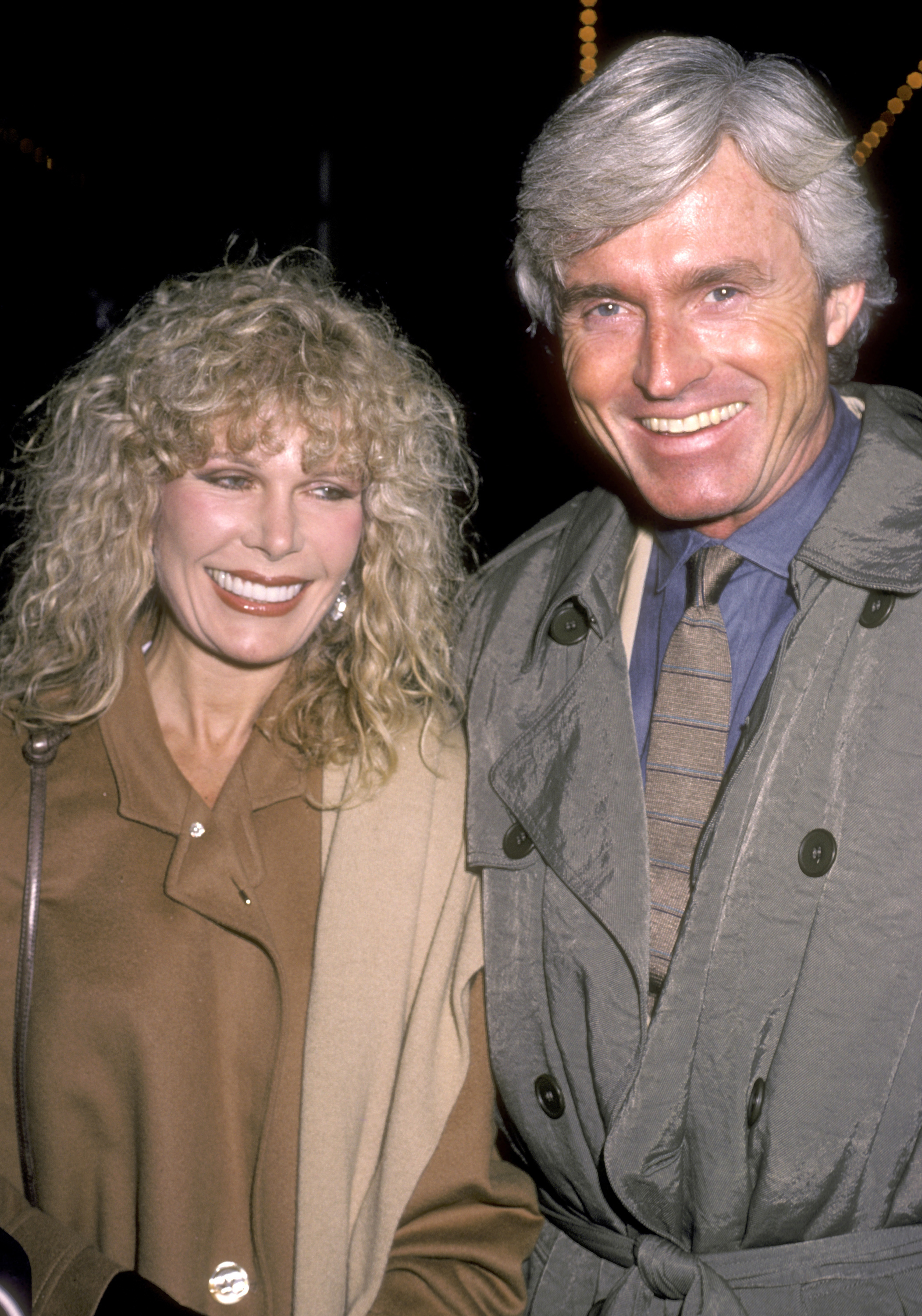 Sin embargo, Loretta Swit y Dennis Holahan, que interpretaban a los amores en pantalla, se divorciaron tras más de diez años de matrimonio. | Fuente: Getty Images