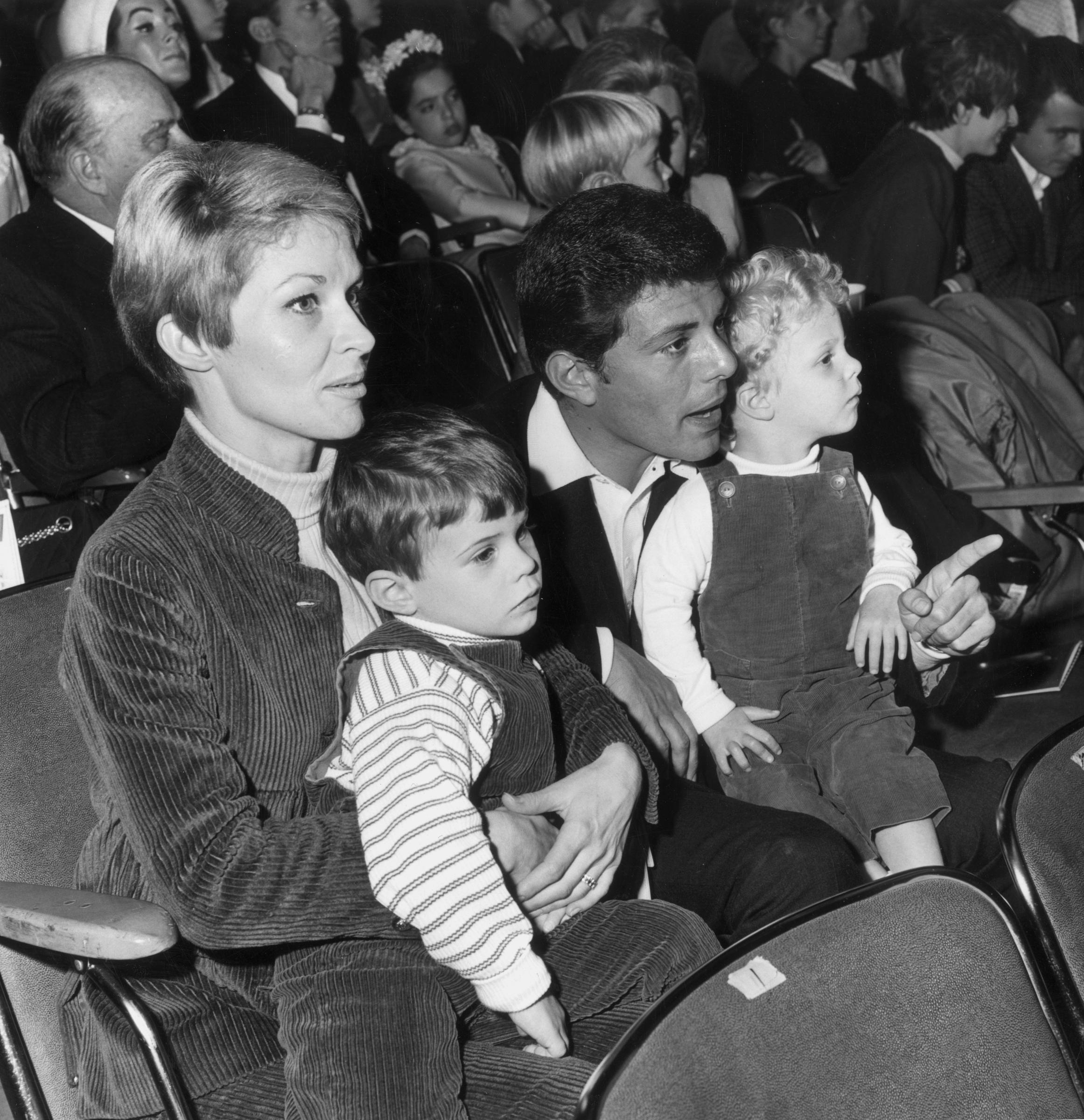 Kathryn Diebel y Frankie Avalon con sus dos hijos en el Circo Internacional Dobritch el 16 de marzo de 1967 | Fuente: Getty Images