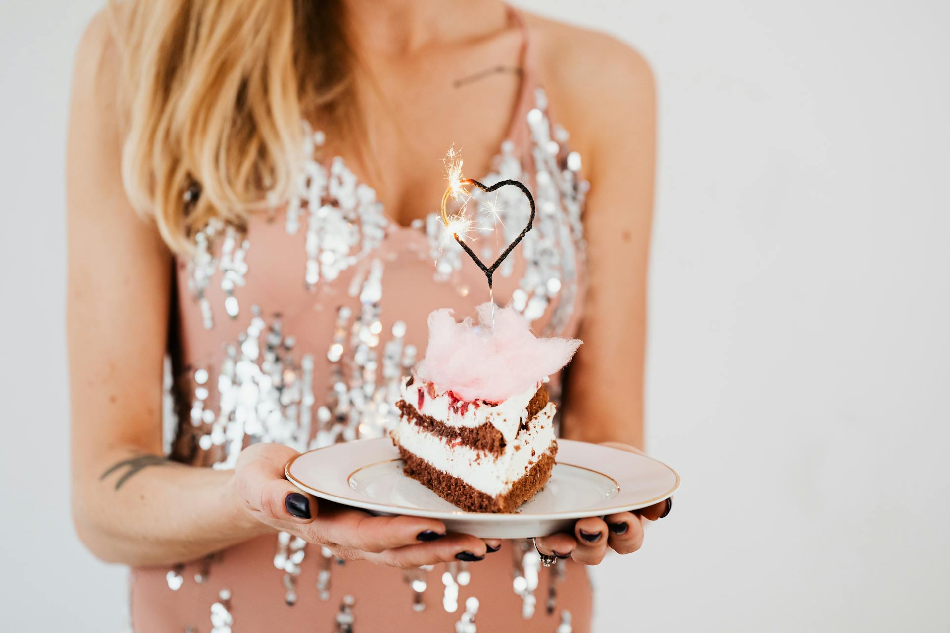 Mujer sosteniendo un pastel | Foto: Pexels