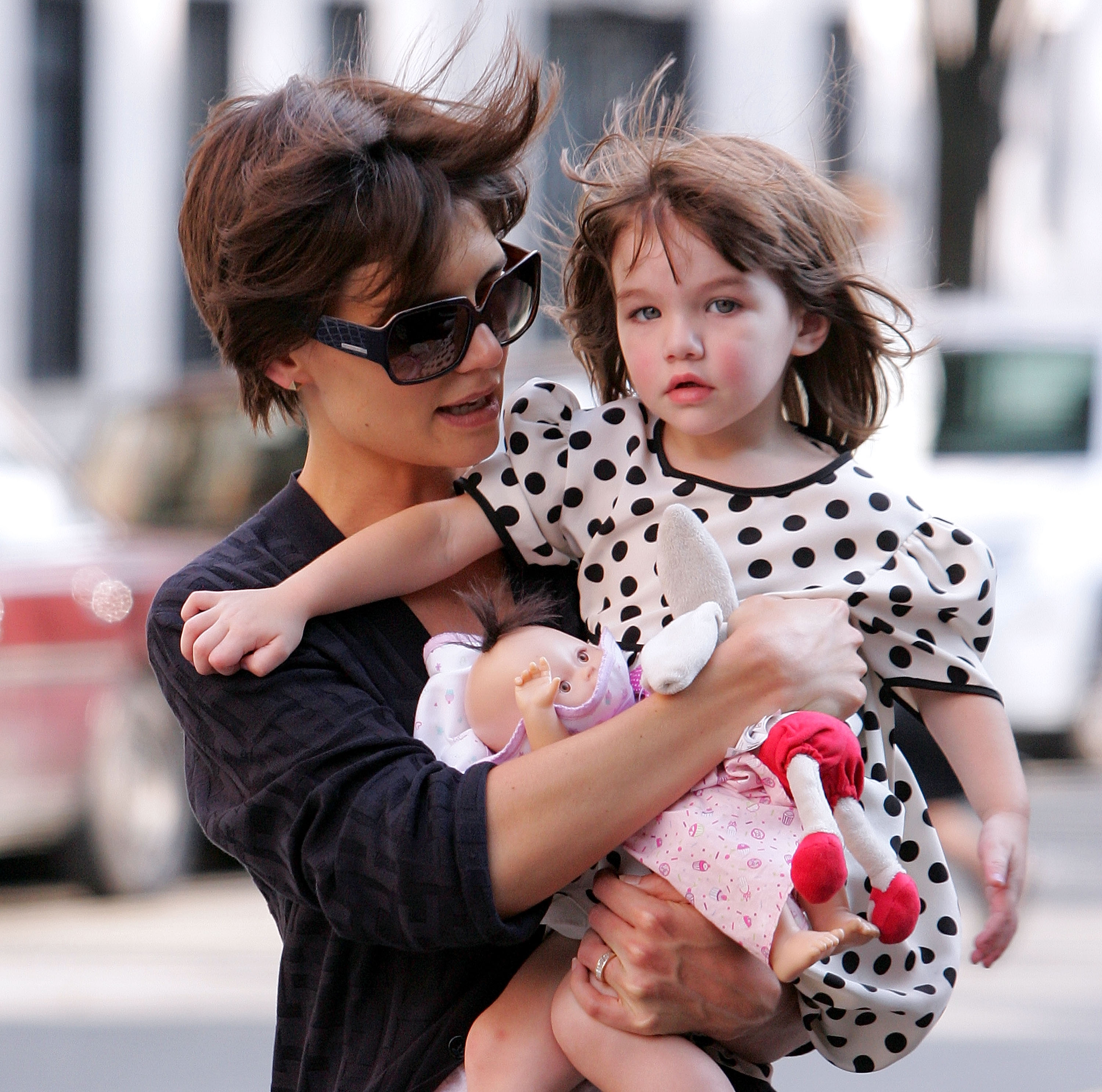 Katie Holmes y Suri Cruise vistas en las calles de Manhattan el 7 de agosto de 2008 en Nueva York | Fuente: Getty Images