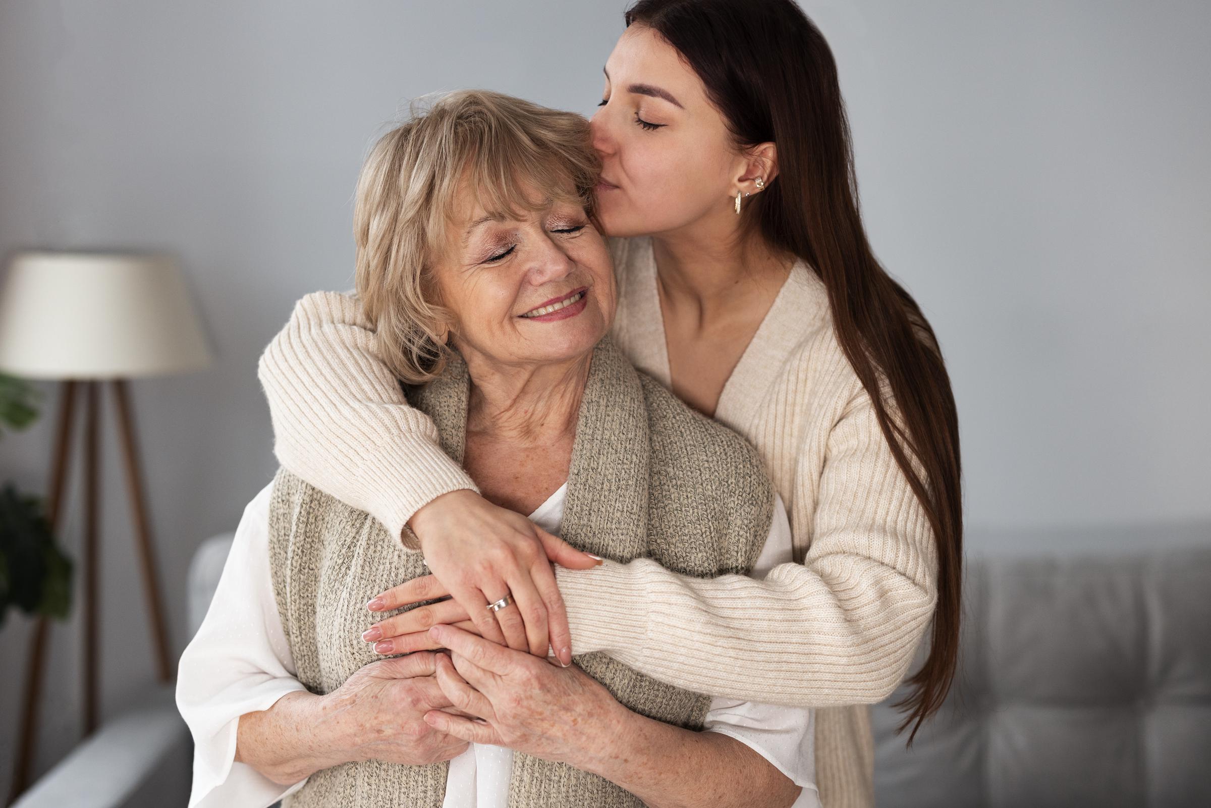 Una joven y una mujer mayor compartiendo un abrazo | Fuente: Freepik