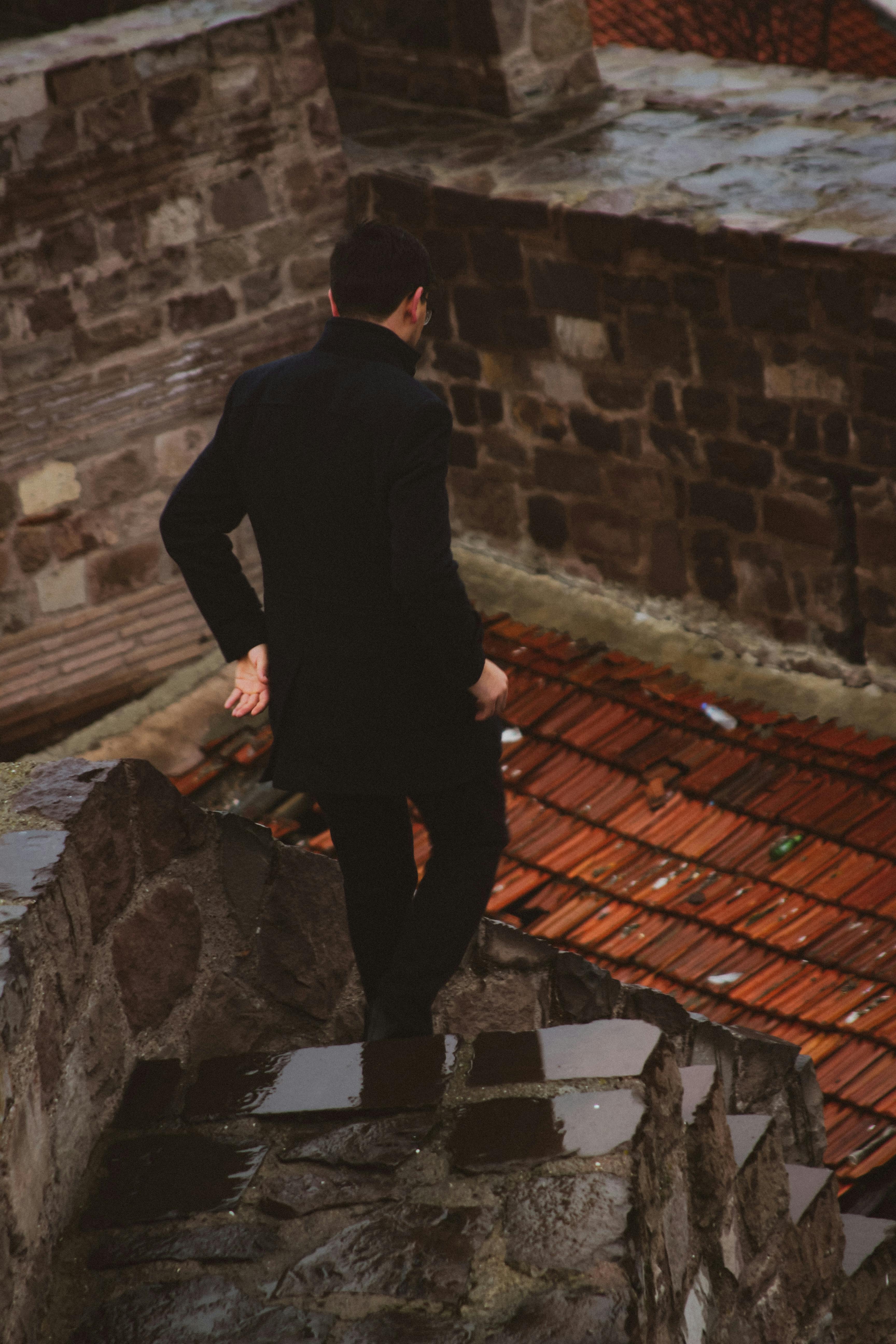 Hombre bajando los escalones de piedra | Foto: Pexels