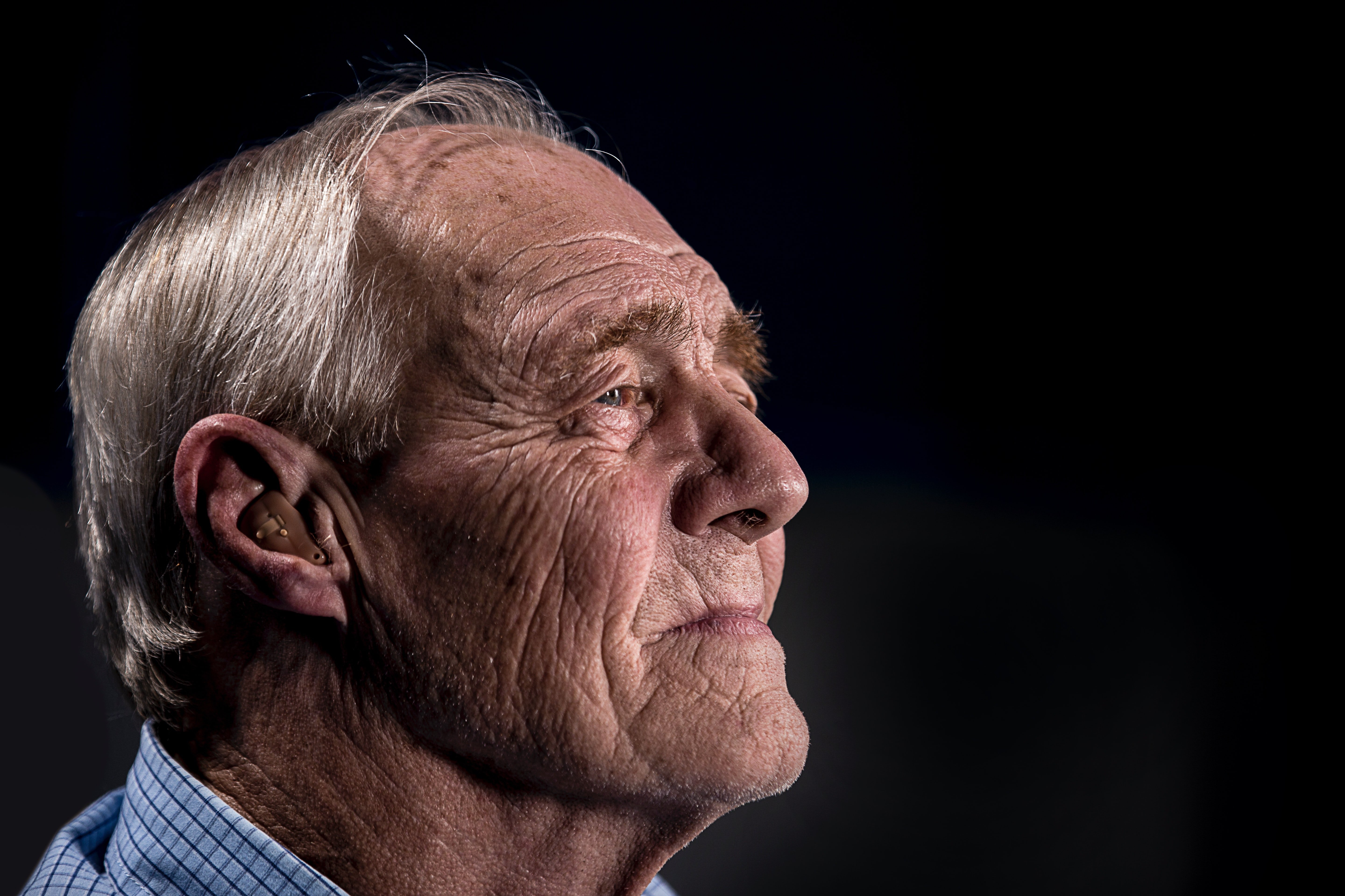 Un anciano con rostro conmovido. | Foto: Unsplash