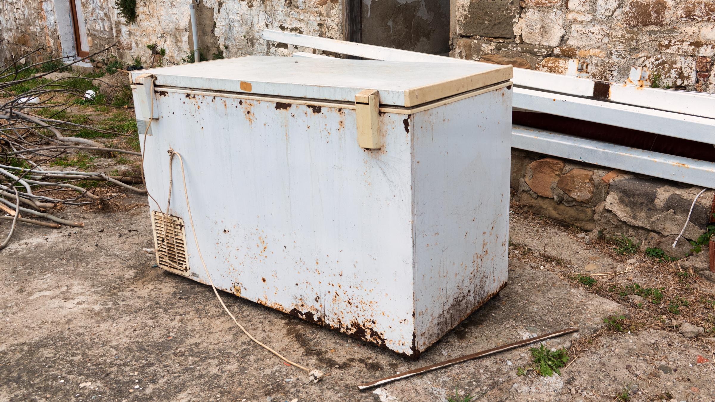 Un congelador viejo y oxidado | Fuente: Shutterstock