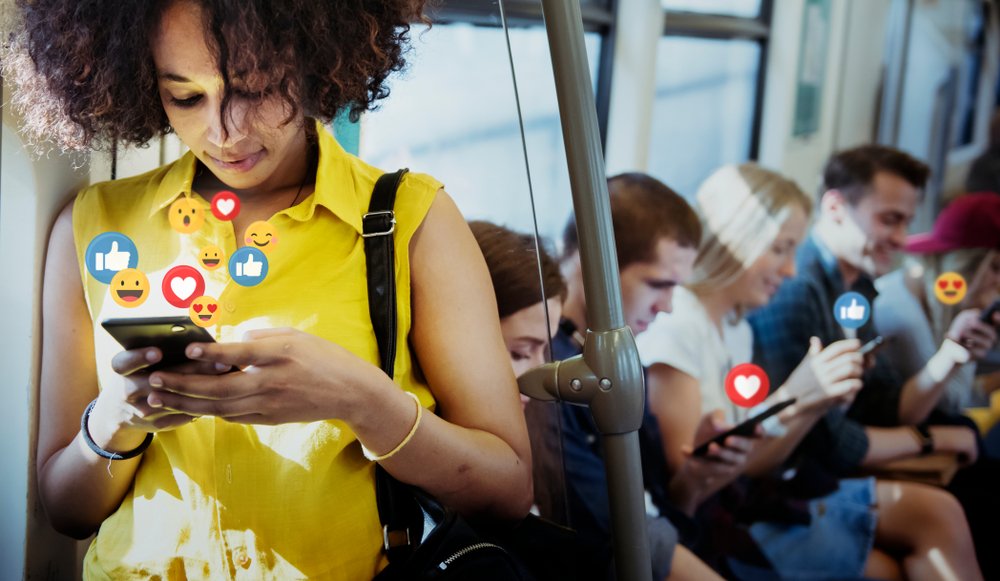 Chica recibiendo mensajes de amor en las redes. | Foto: Shutterstock.