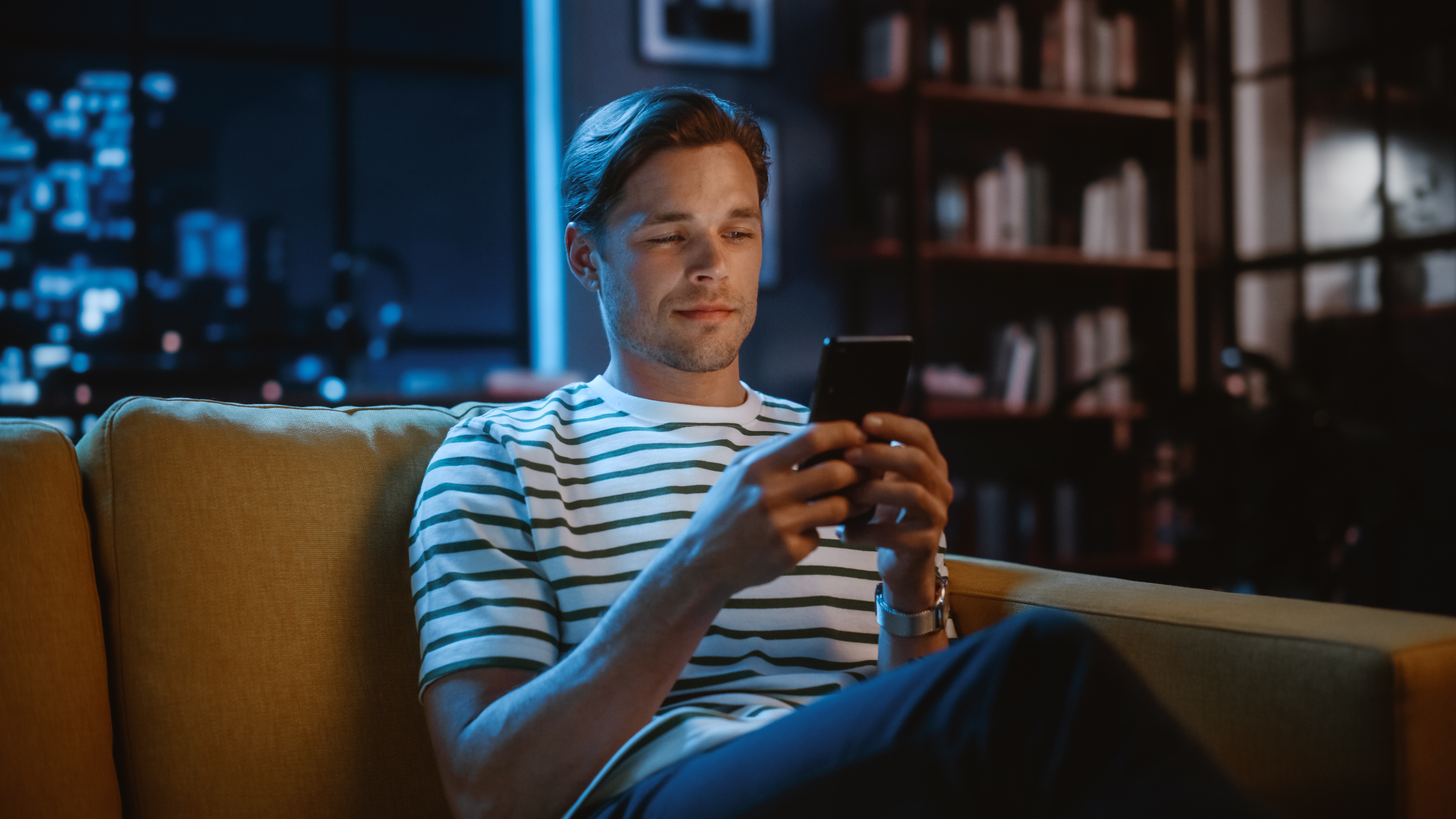 Un hombre utilizando un smartphone | Foto: Shutterstock