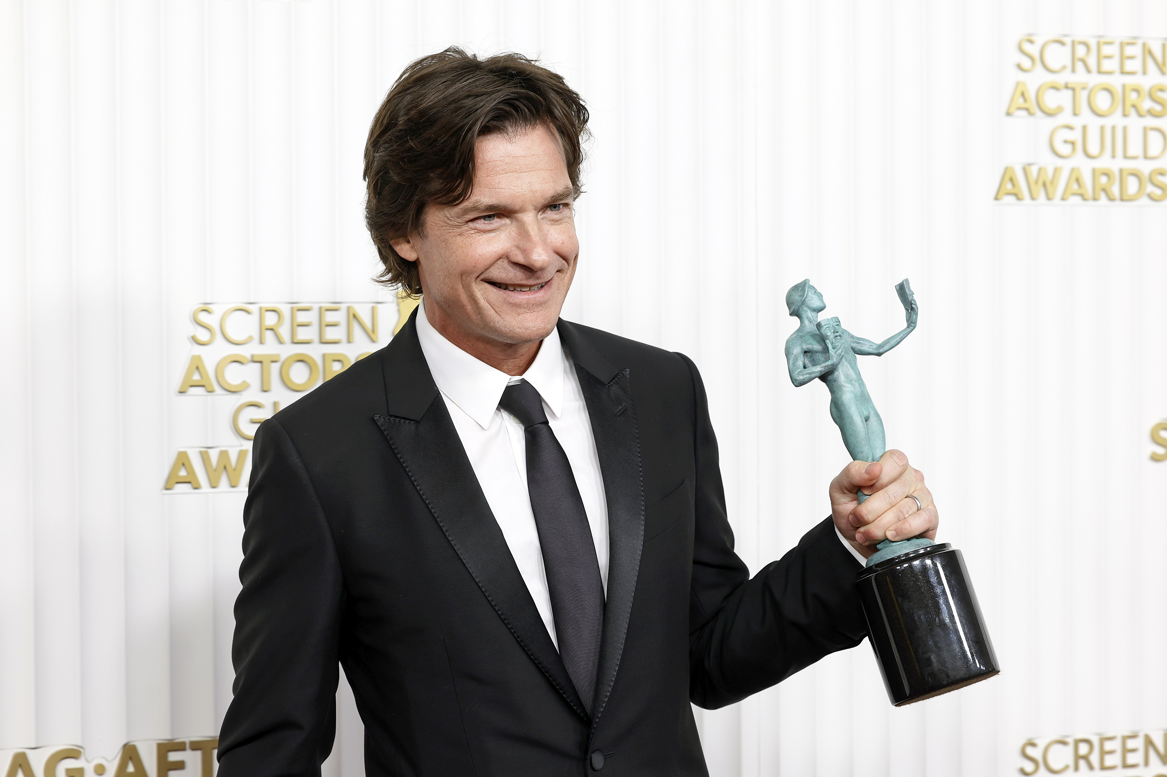 Jason Bateman recibe el premio al Actor Masculino en una Serie Dramática por "Ozark" el 26 de febrero de 2023 | Fuente: Getty Images