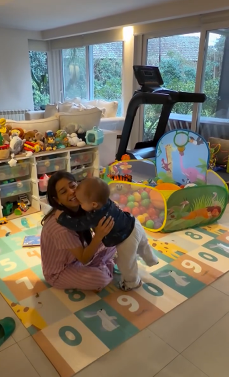 Sol Pérez mostrando la técnica de estimulación para su hijo Marco en el rincón que ella y su esposo Guido Mazzoni crearon para el pequeño | Fuente: Instagram/lasobrideperez