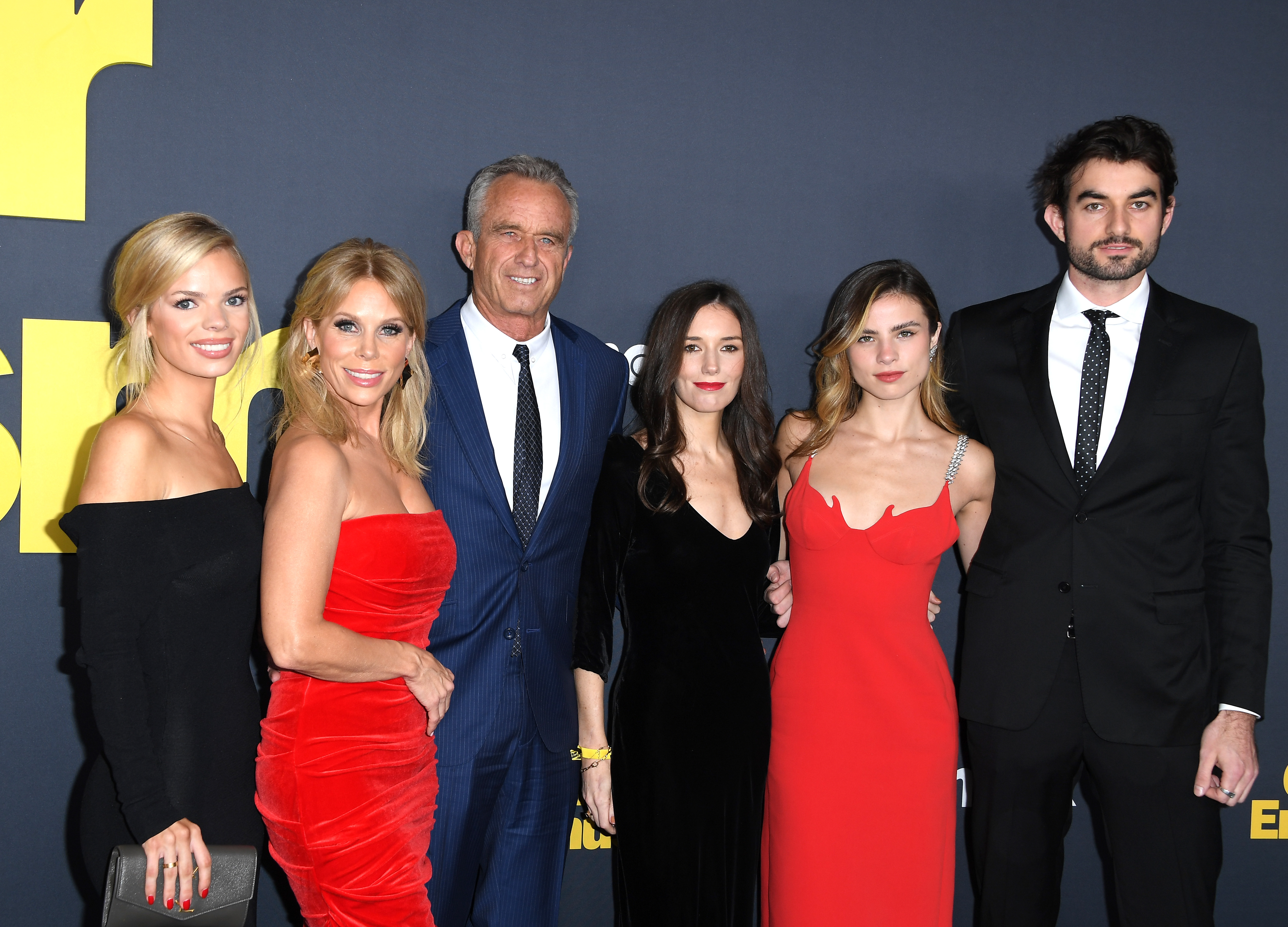 Catherine Rose Young, Cheryl Hines, Robert F. Kennedy Jr., una mujer sin identificar, Giulia Be y Conor Kennedy en el estreno de la 12ª temporada de "Curb Your Enthusiasm" en Los Ángeles, California, el 30 de enero de 2024 | Fuente: Getty Images