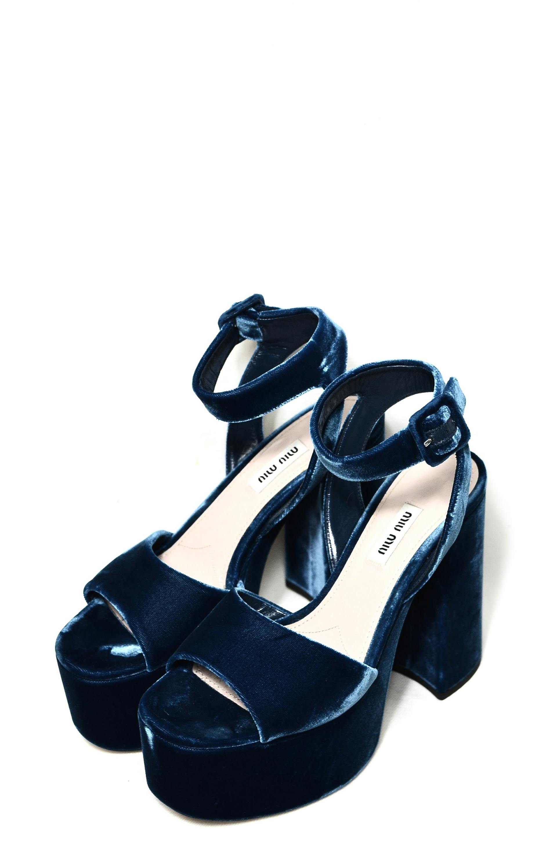 Un par de zapatos de ante azul | Foto: Pexels