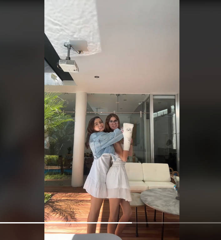 Valentina Gilabert y su hermana Chloe bailando | Fuente: TikTok/chloe_gilabert