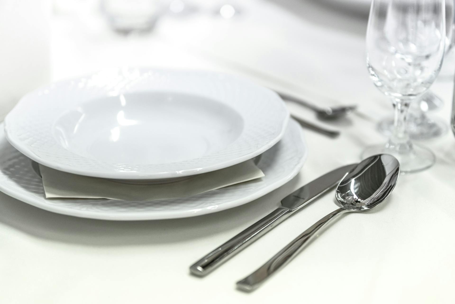 Un plato vacío sobre una mesa de comedor | Fuente: Pexels