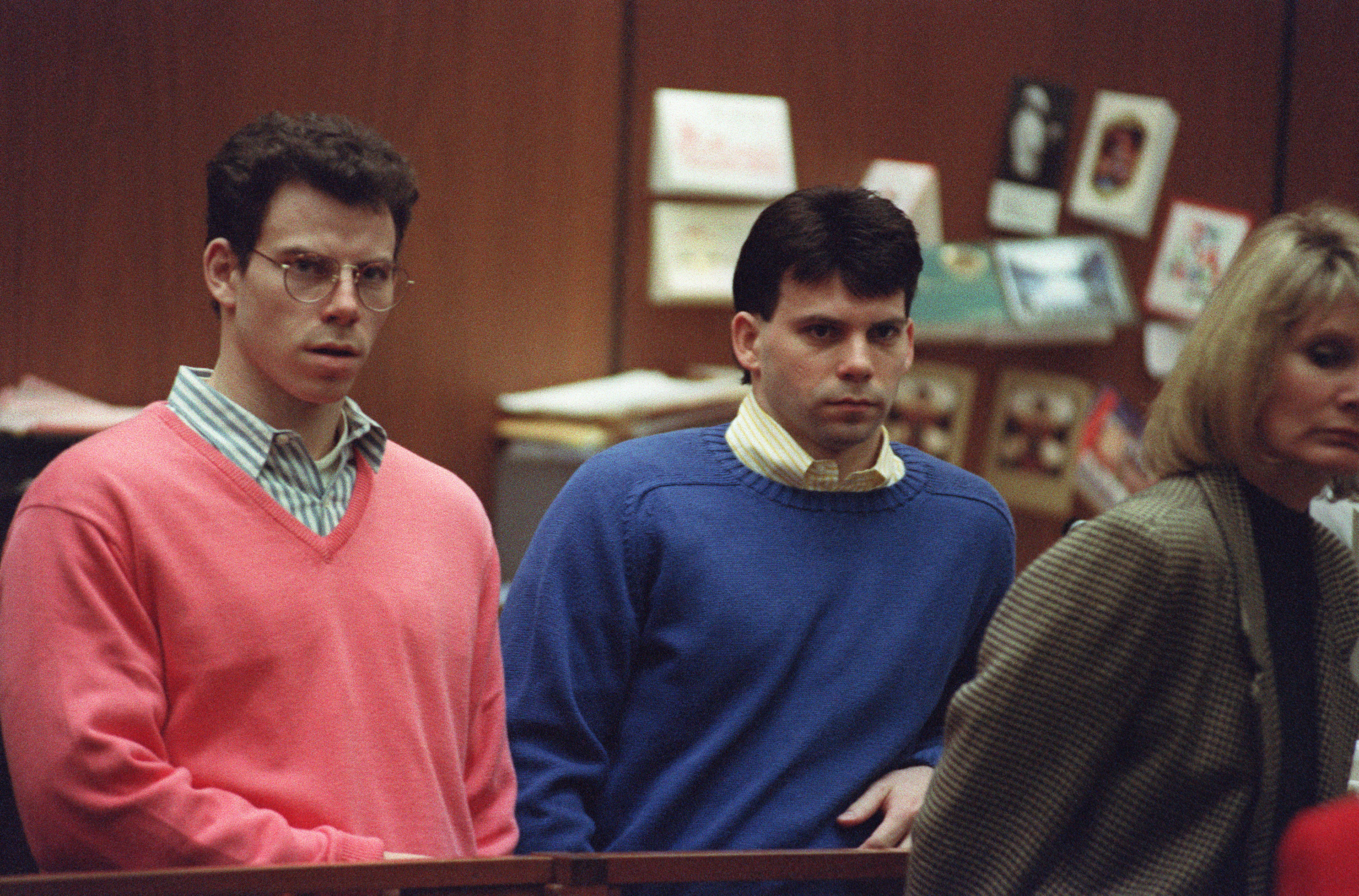 Erik y Lyle Menendez durante una vista previa al juicio el 29 de diciembre de 1992, en Los Ángeles, California | Fuente: Getty Images