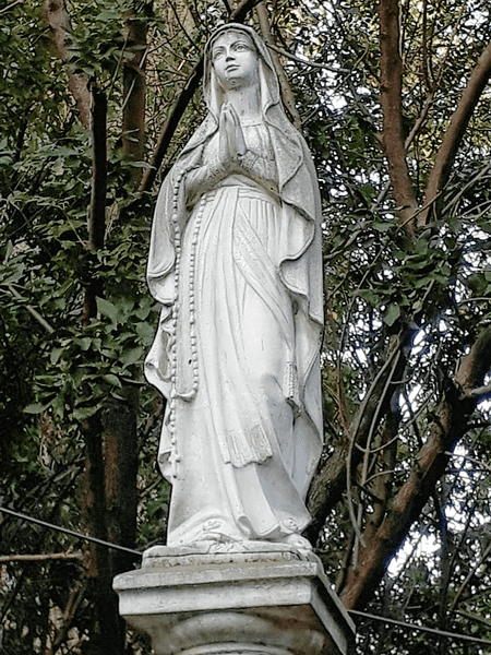 Estatua de Nuestra Señora de Lourdes. | Foto: Wikimedia Commons
