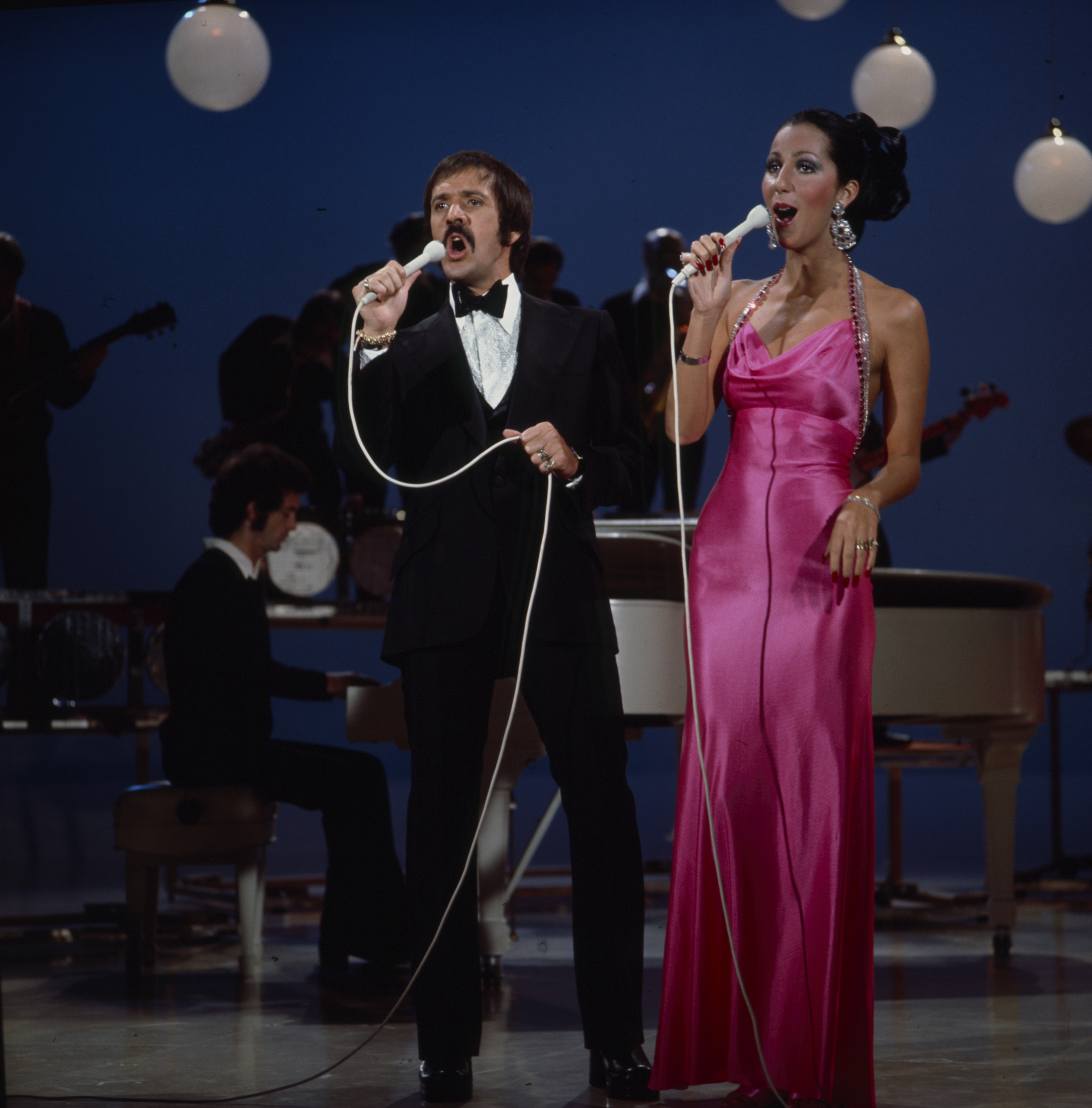 Sonny Bono y Cher actuando en "The Sonny Comedy Revue". | Foto: Getty Images