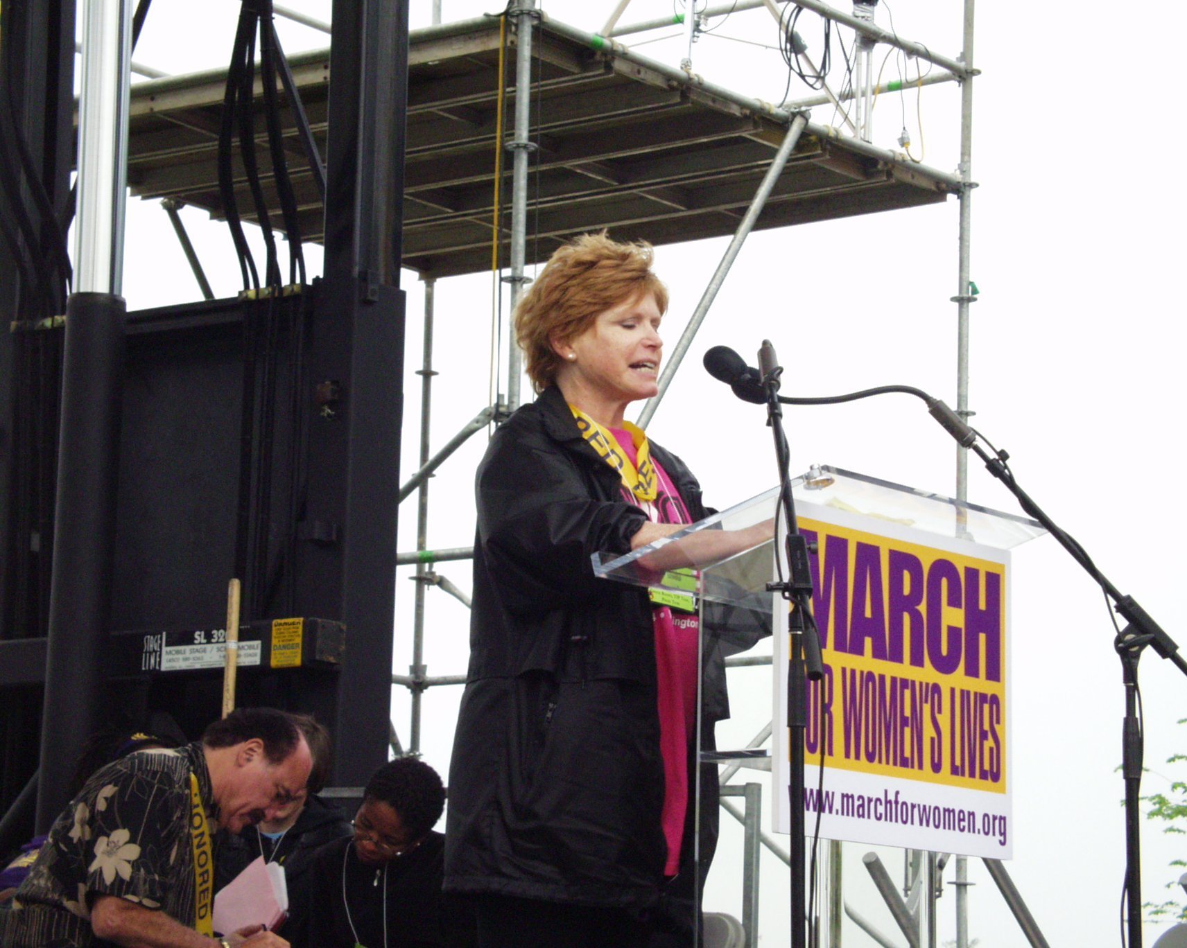 Bonnie Franklin hablando a la multitud en 'March For Women's Lives' en 2004. | Foto: Wikimedia Commons
