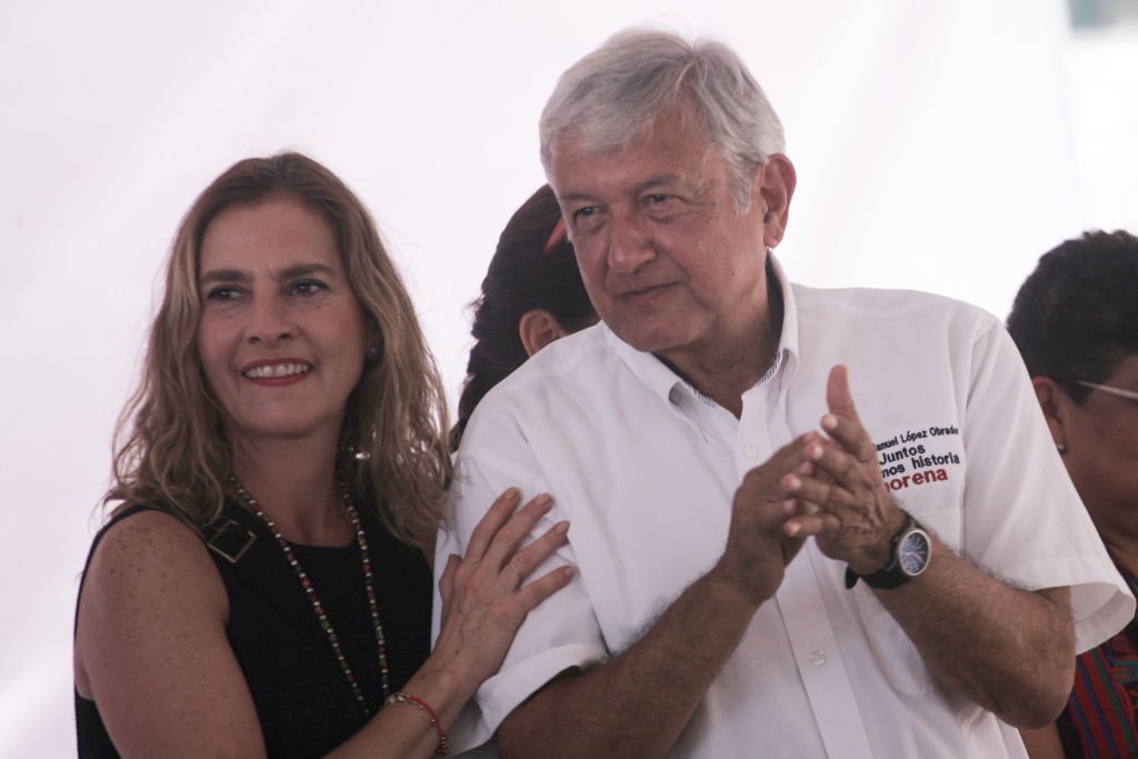 Andrés Manuel López Obrador y la Primera Dama durante un encuentro público en Los Altos, México. | Foto: Getty Images