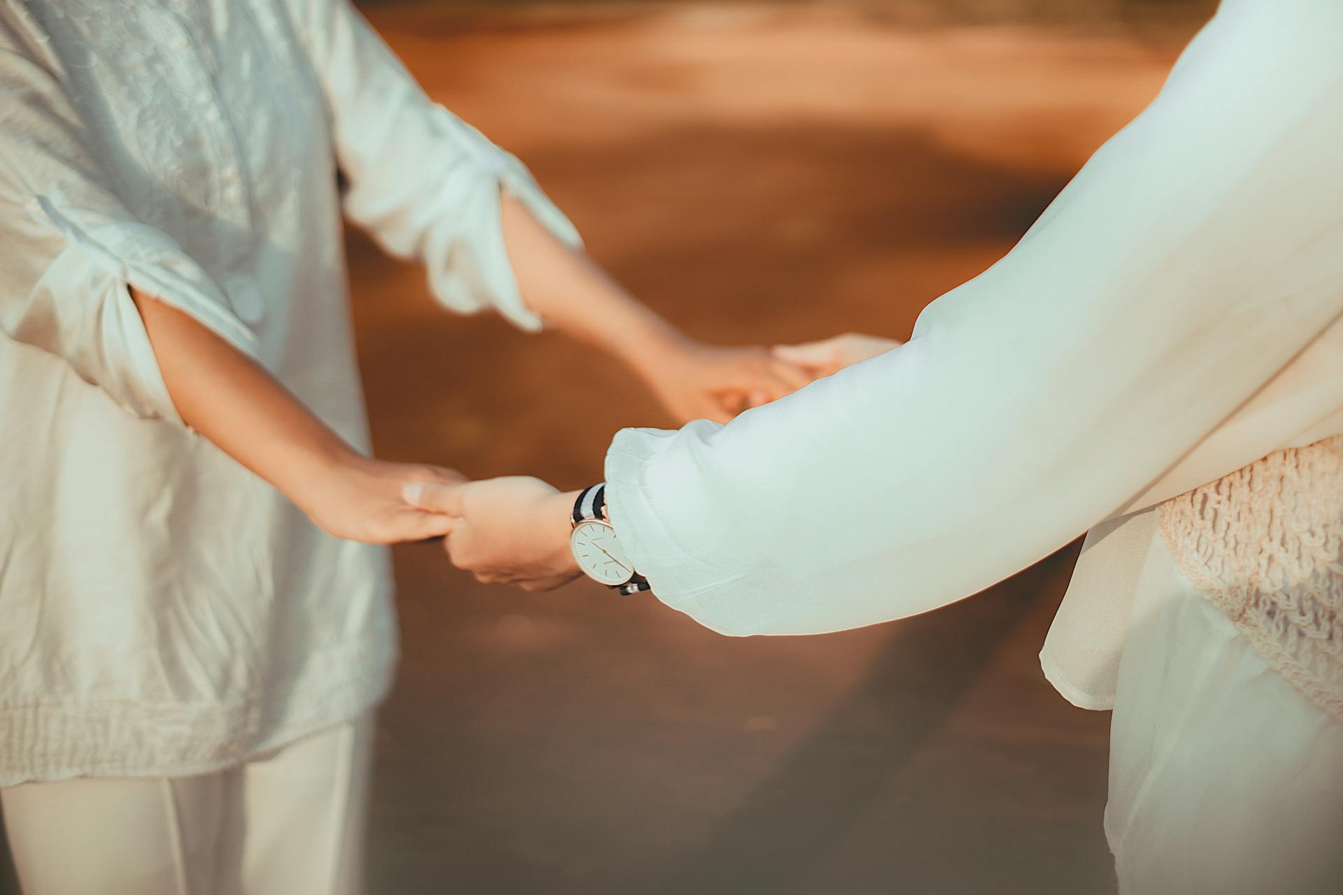 Amigas tomadas de la mano | Fuente: Pexels