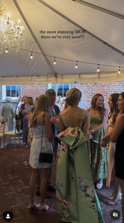 Lori DeWitt en la boda de su hija en un clip subido el 5 de junio de 2024 | Fuente: Instagram/capturedbychloe.co