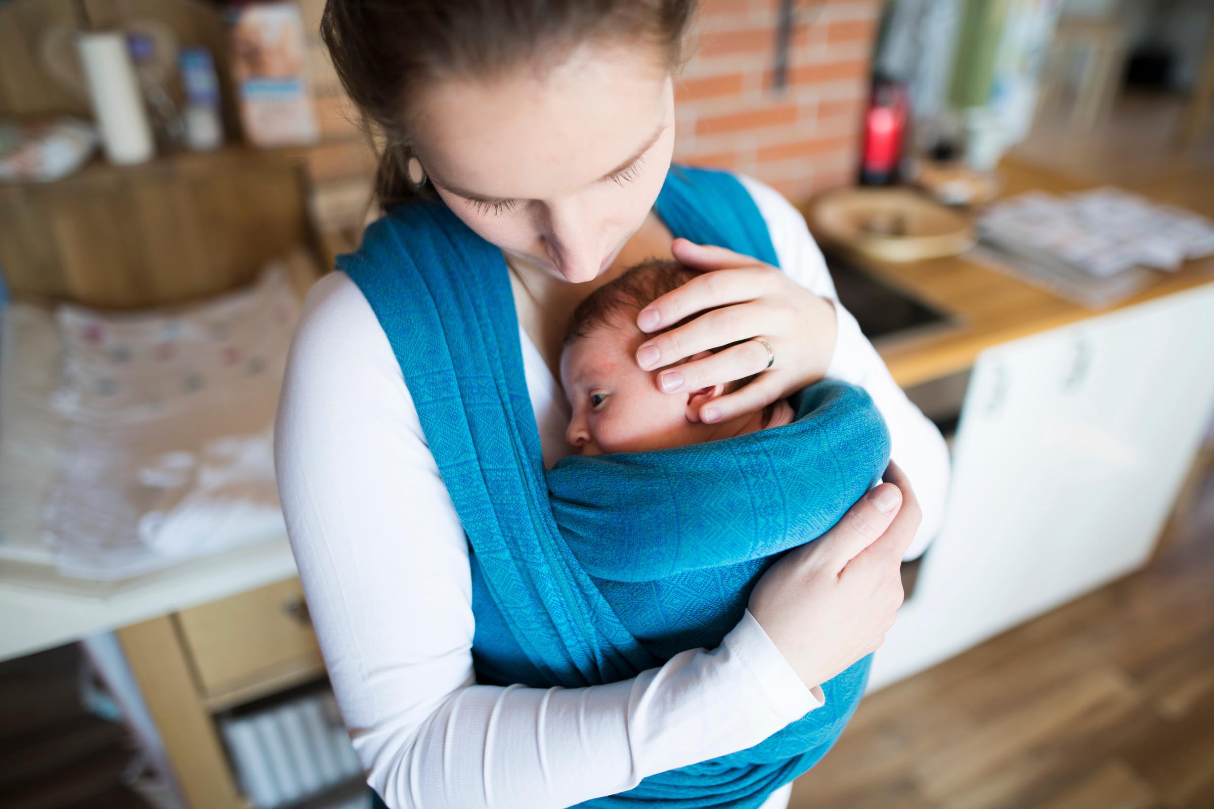 Madre llevando a su recién nacido | Fuente: Shutterstock