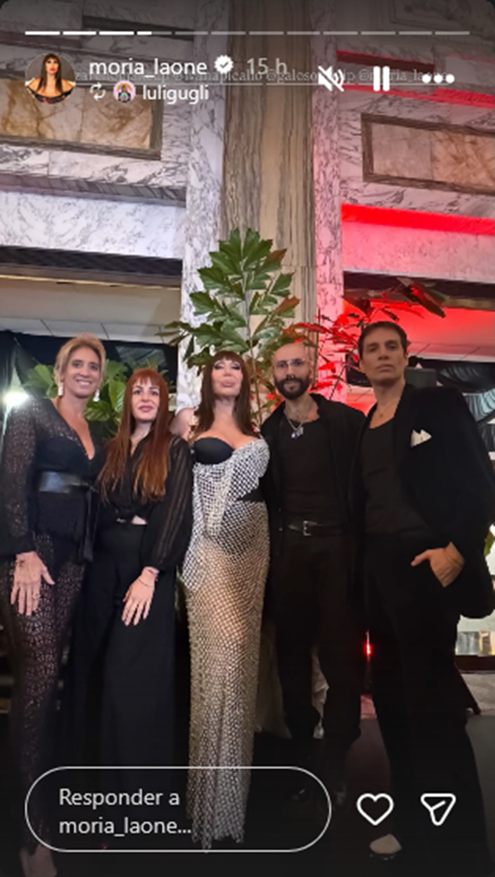 Moria Casán posando con su traje para la Gala de Caras 2026 junto a otros invitados al evento | Fuente: Instagram Stories/moria_laone