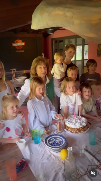 Festejo de Chichita, la madre de Las Trillizas de Oro, para celebrar su cumpleaños número 88, rodeada de su familia | Fuente: Instagram/lastrillizasoro
