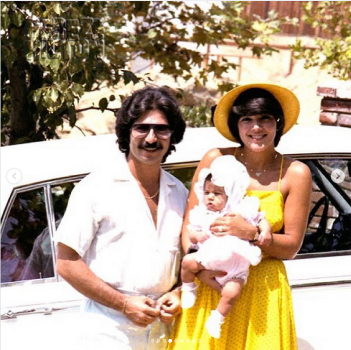 Kris Jenner posa con su esposo y su hijita Kourtney en una foto familiar llena de sol, en la que la joven madre lleva un vestido amarillo y un sombrero de ala ancha. | Fuente: Instagram/krisjenner