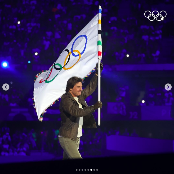 Tom Cruise sujetando la bandera olímpica, publicado el 11 de agosto de 2024 | Fuente: Instagram/olympics