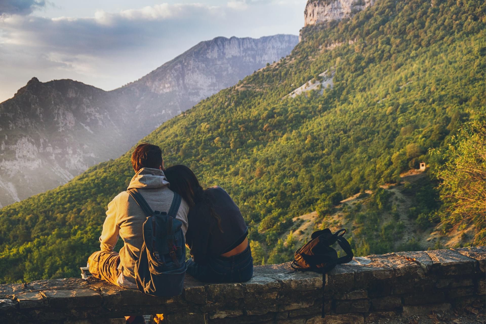 Una pareja frente a una montaña | Fuente: Pexels