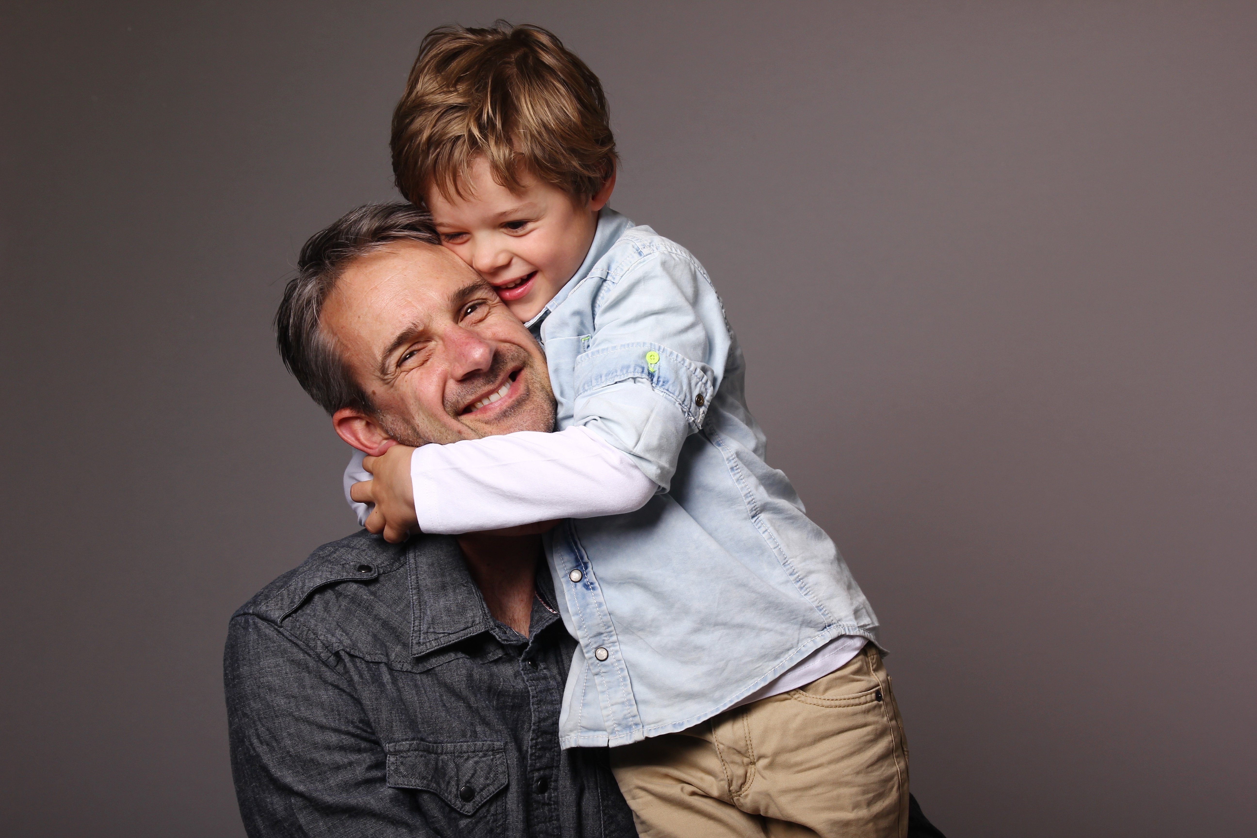 Abrazo de padre e hijo. | Foto: Shutterstock