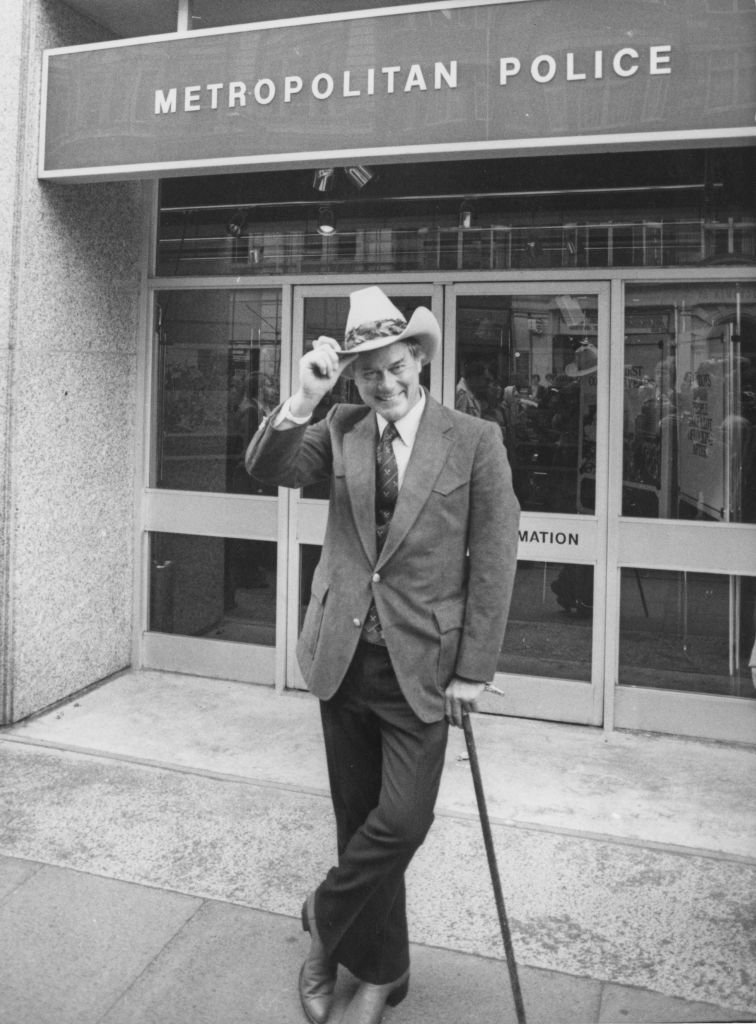 El actor estadounidense Larry Hagman frente a la sede de la Policía Metropolitana en New Scotland Yard, Londres en 1980. | Foto: Getty Images