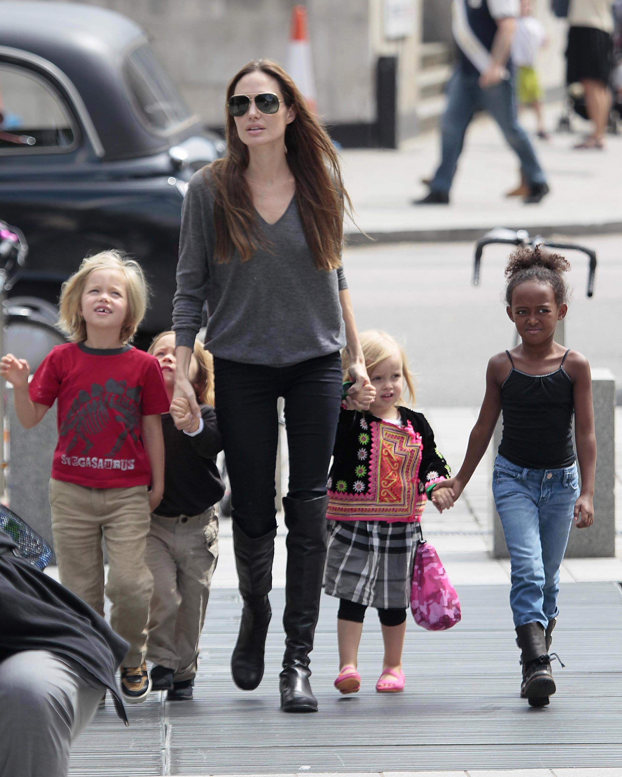 Angelina Jolie vista llegando al Acuario de Londres con sus hijos Shiloh, Knox, Vivienne y Zahara el 25 de julio de 2011 en Londres, Inglaterra | Foto: Getty Images