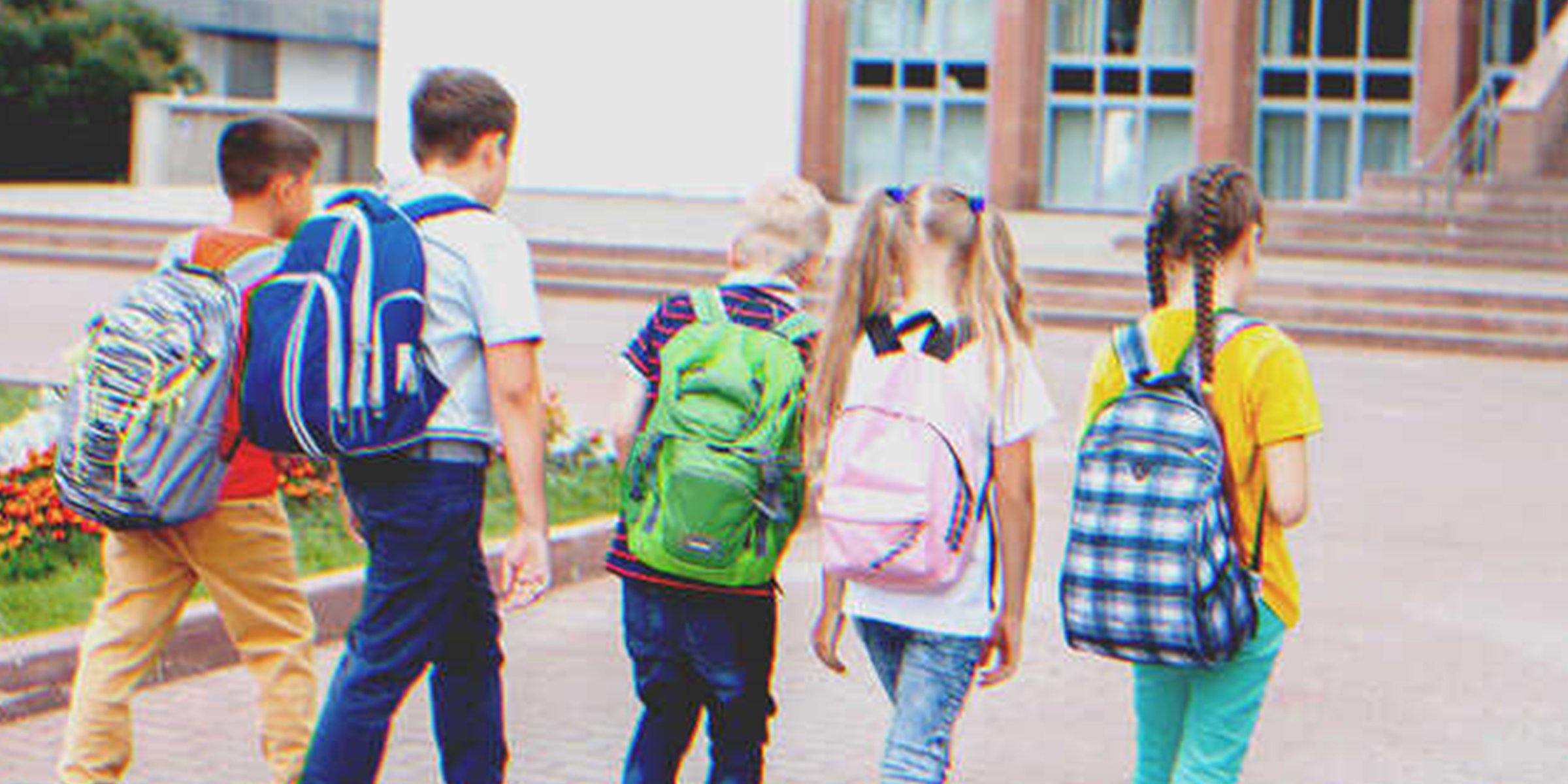 In grupo de niños ingresando a la escuela | Foto: Shutterstock
