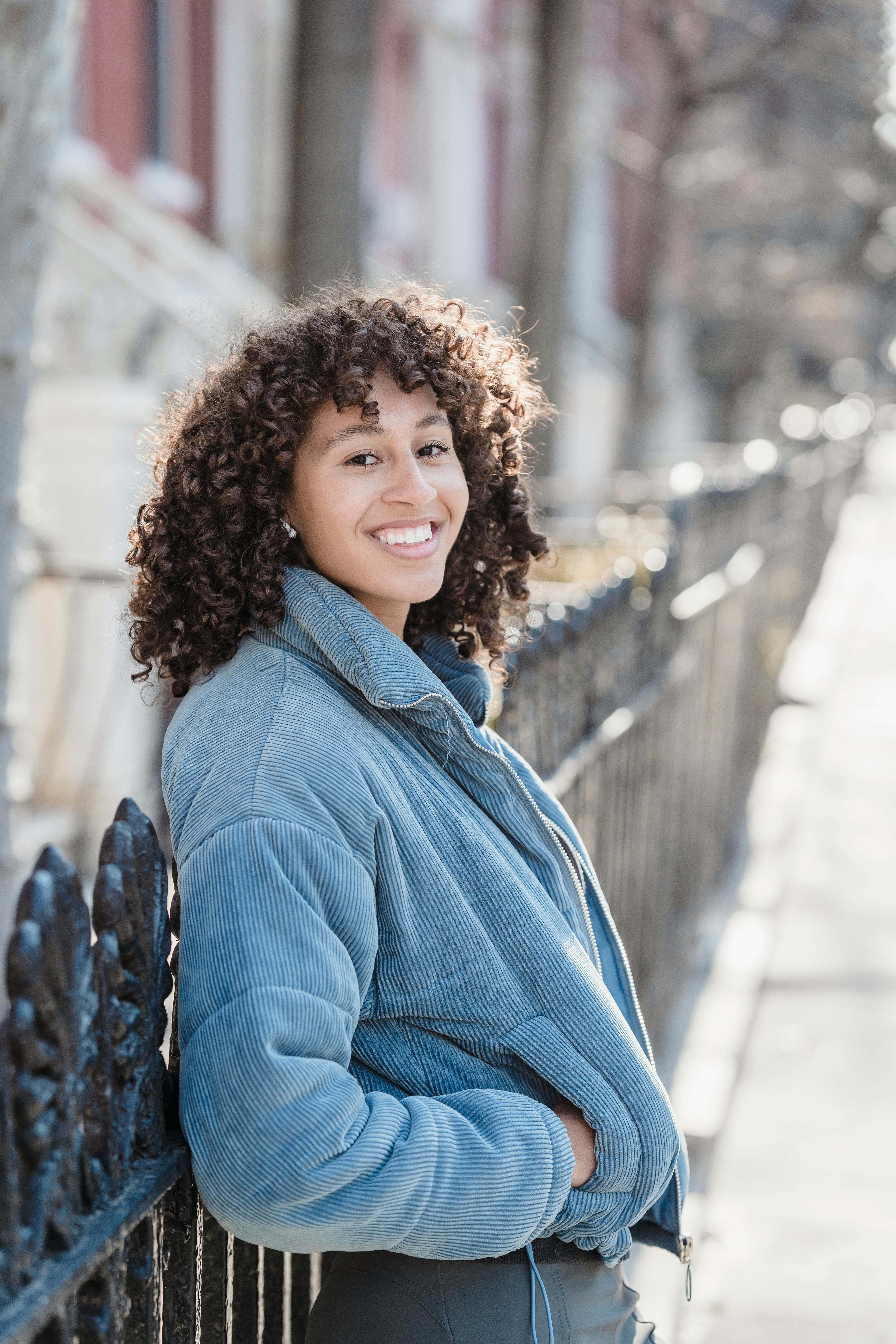 Una mujer feliz sonriendo | Fuente: Pexels