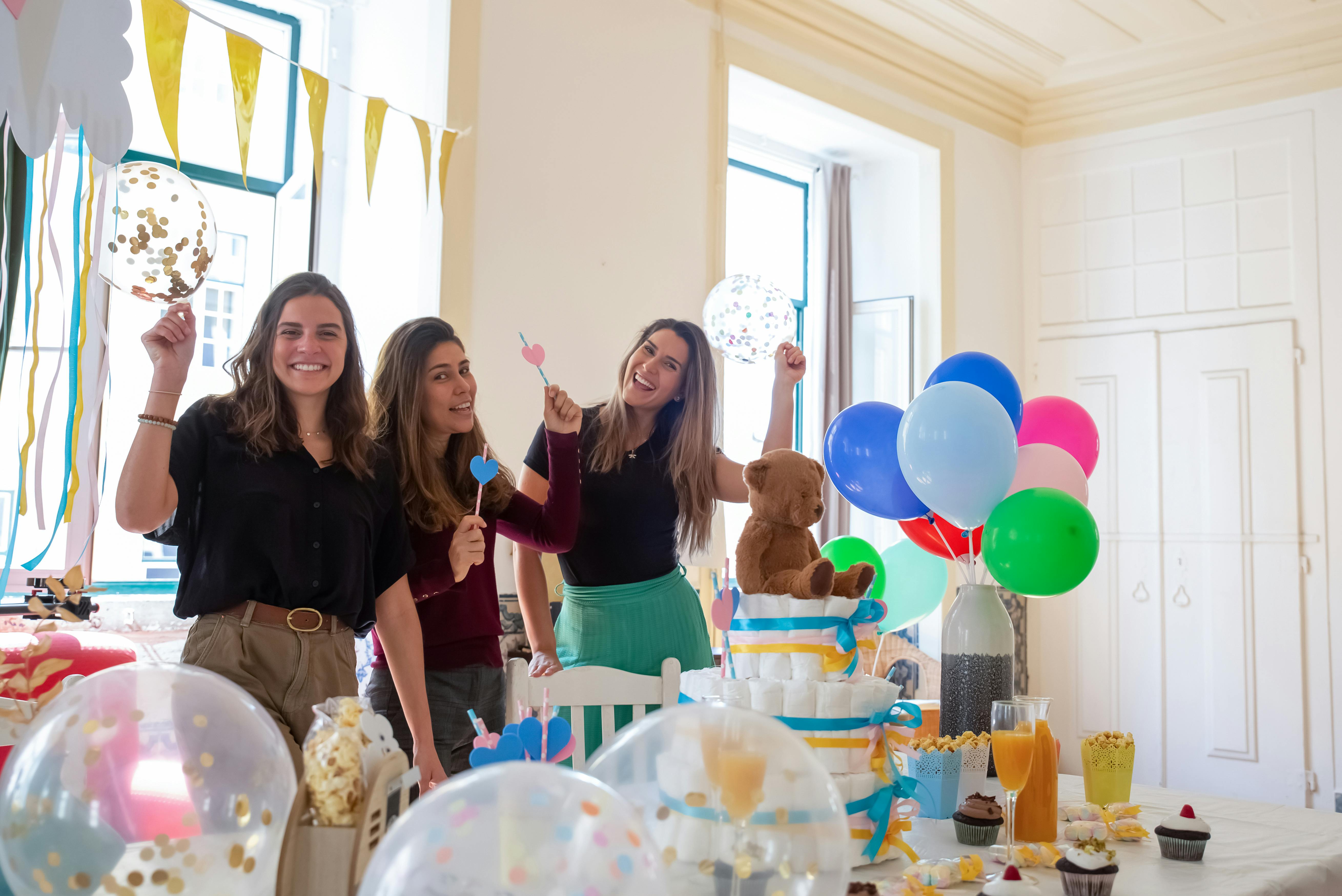 Amigas en un baby shower | Fuente: Pexels