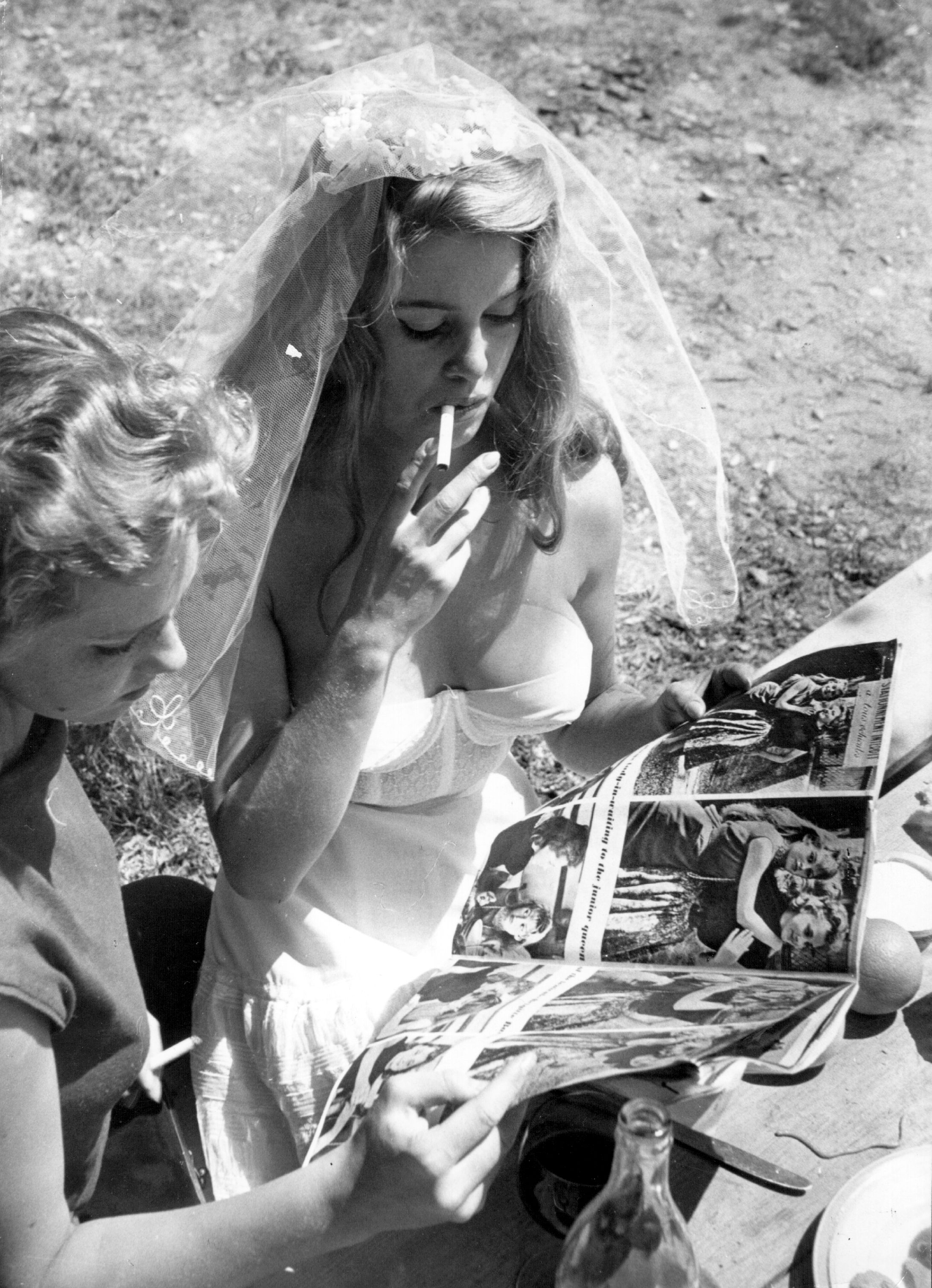 Brigitte Bardot tomando un descanso para fumar durante el rodaje de "And God Created Woman" el 1 de julio de 1956, en San Tropez, Francia. | Fuente: Getty Images
