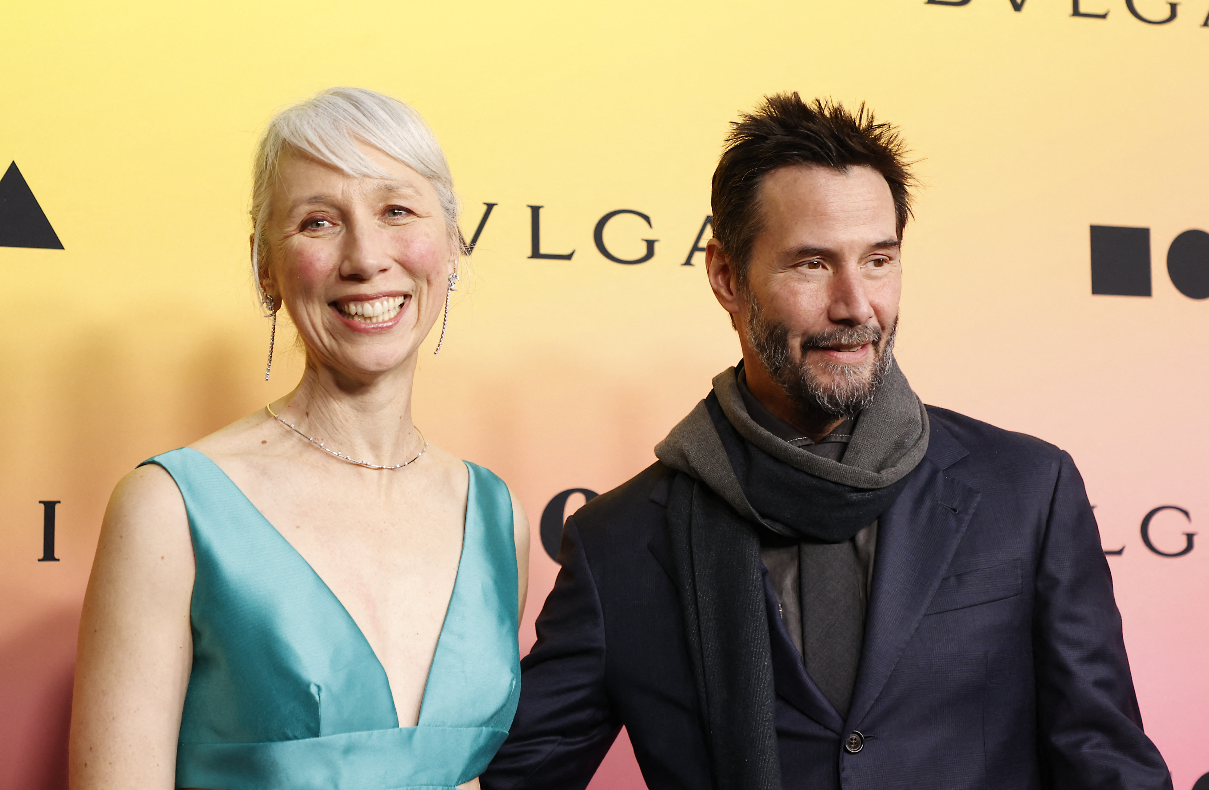 Alexandra Grant y Keanu Reeves llegan a la Gala MOCA 2024 en Los Ángeles el 13 de abril de 2024 | Fuente: Getty Images