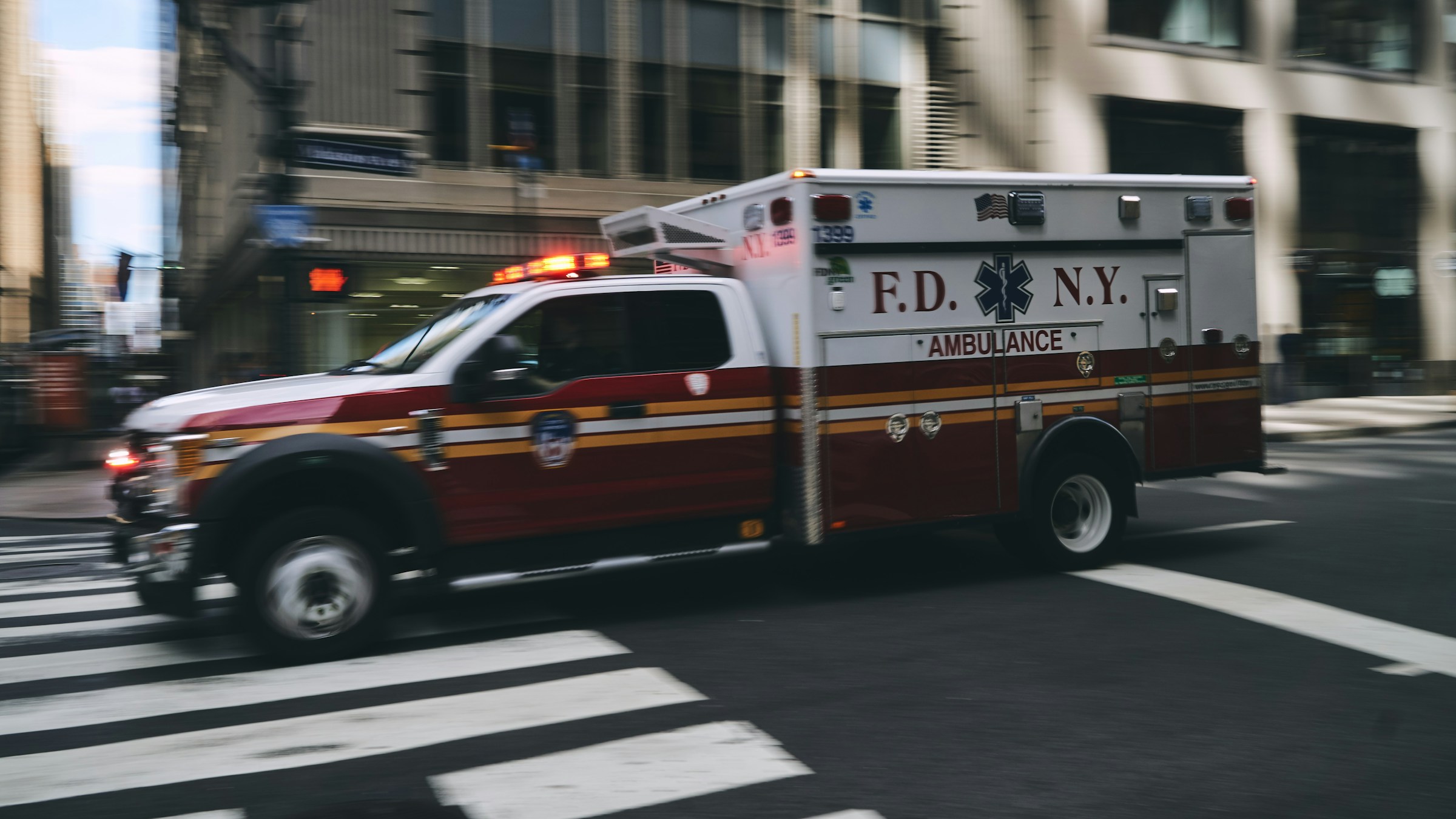 Una ambulancia cruzando la calle a toda velocidad | Fuente: Unsplash