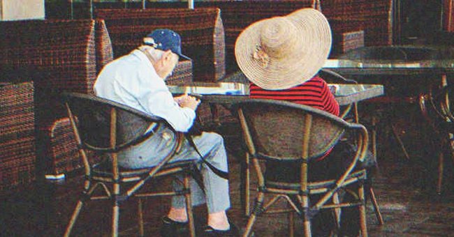 Una pareja de ancianos sentados en un restaurante | Fuente: Shutterstock