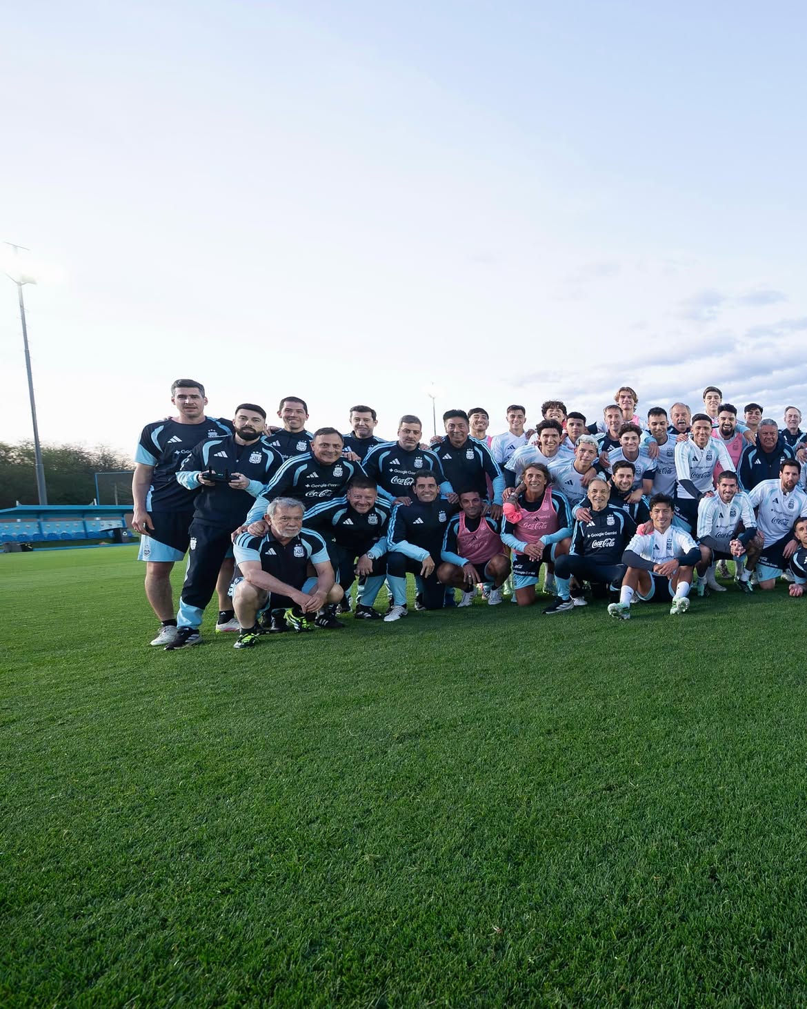 Lionel Messi en una imagen grupal con la totalidad del plantel profesional durante sus prácticas en el predio de la AFA durante la tarde del domingo 4 de octubre | Fuente Instagram/leomessi