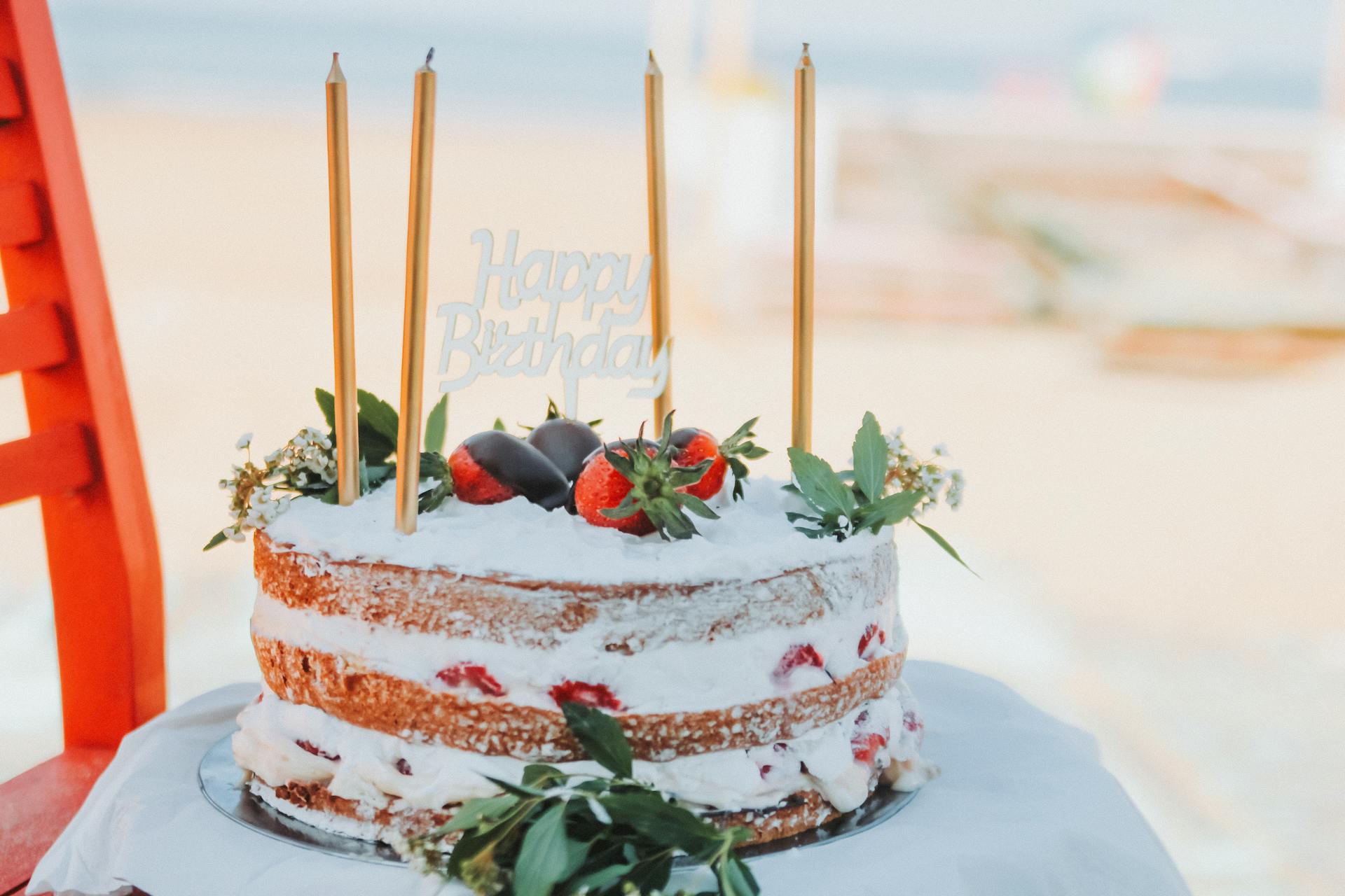Un Pastel con cuatro velas | Fuente: Pexels