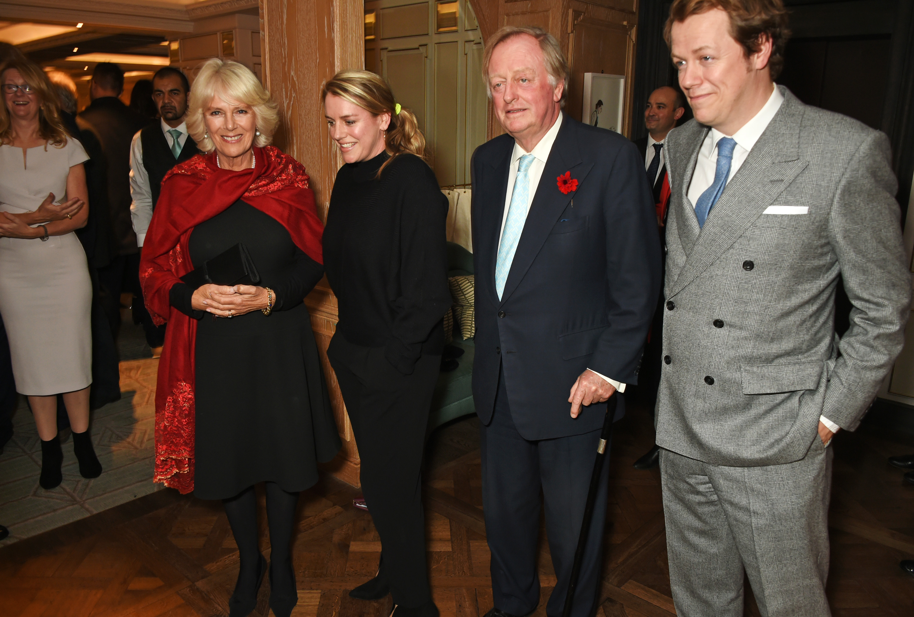 Camilla, duquesa de Cornualles, Laura Lopes, Andrew Parker Bowles y Tom Parker Bowles asisten a la presentación de "Fortnum & Mason: The Cook Book" de Tom Parker Bowles en Londres, Inglaterra, el 18 de octubre de 2016 | Fuente: Getty Images