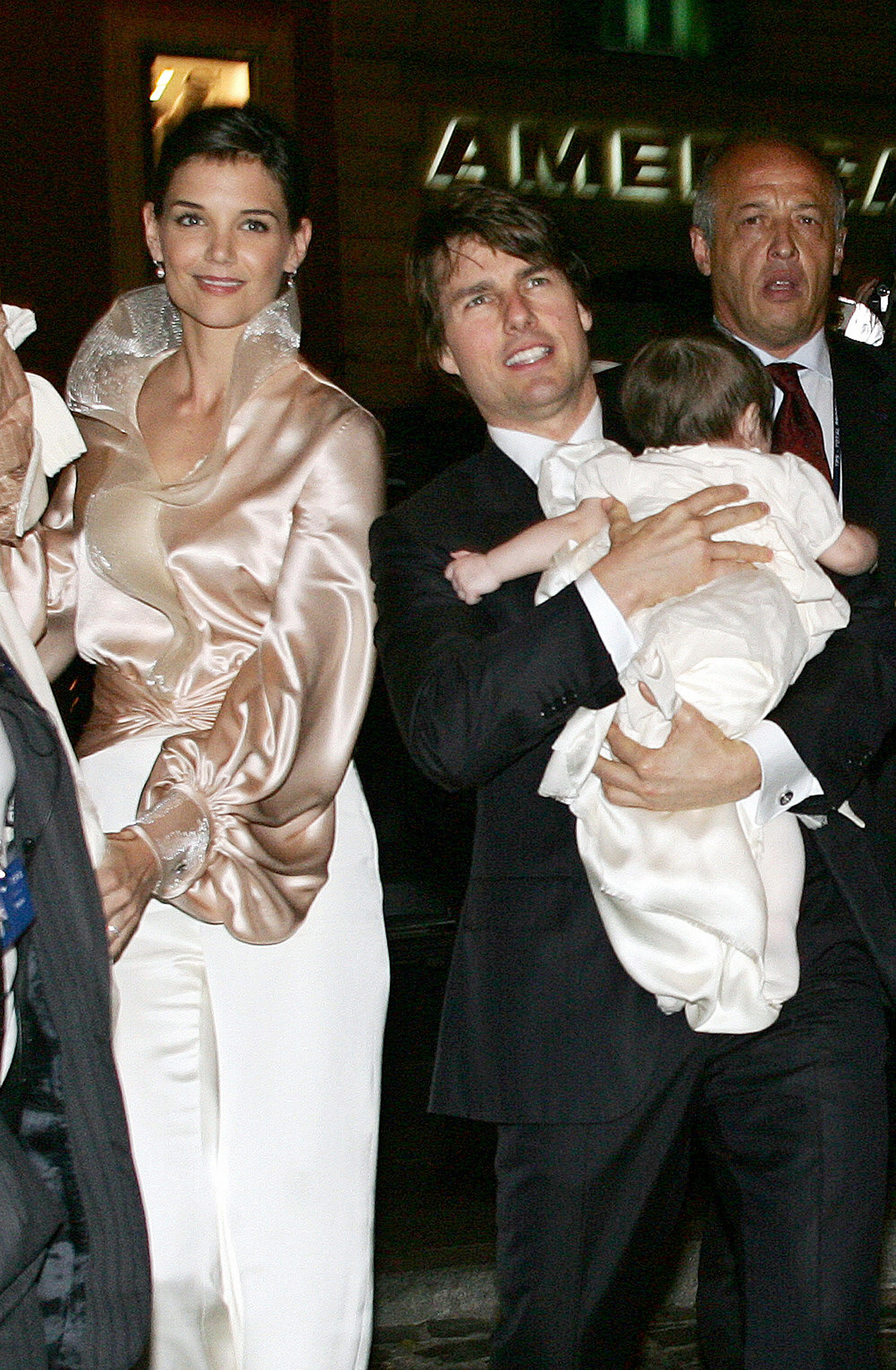 Tom Cruise, Katie Holmes y Suri Cruise en el centro de Roma, 16 de noviembre de 2006. | Foto: Getty Images