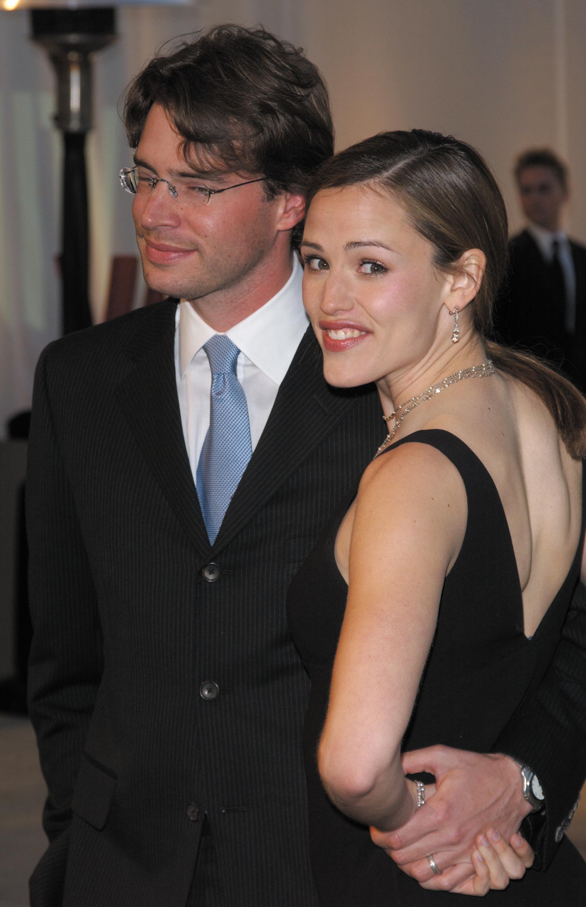 Scott Foley y Jennifer Garner en la fiesta de los Oscar de Vanity Fair en Mortons el 24 de marzo de 2002 en West Hollywood, California | Fuente: Getty Images